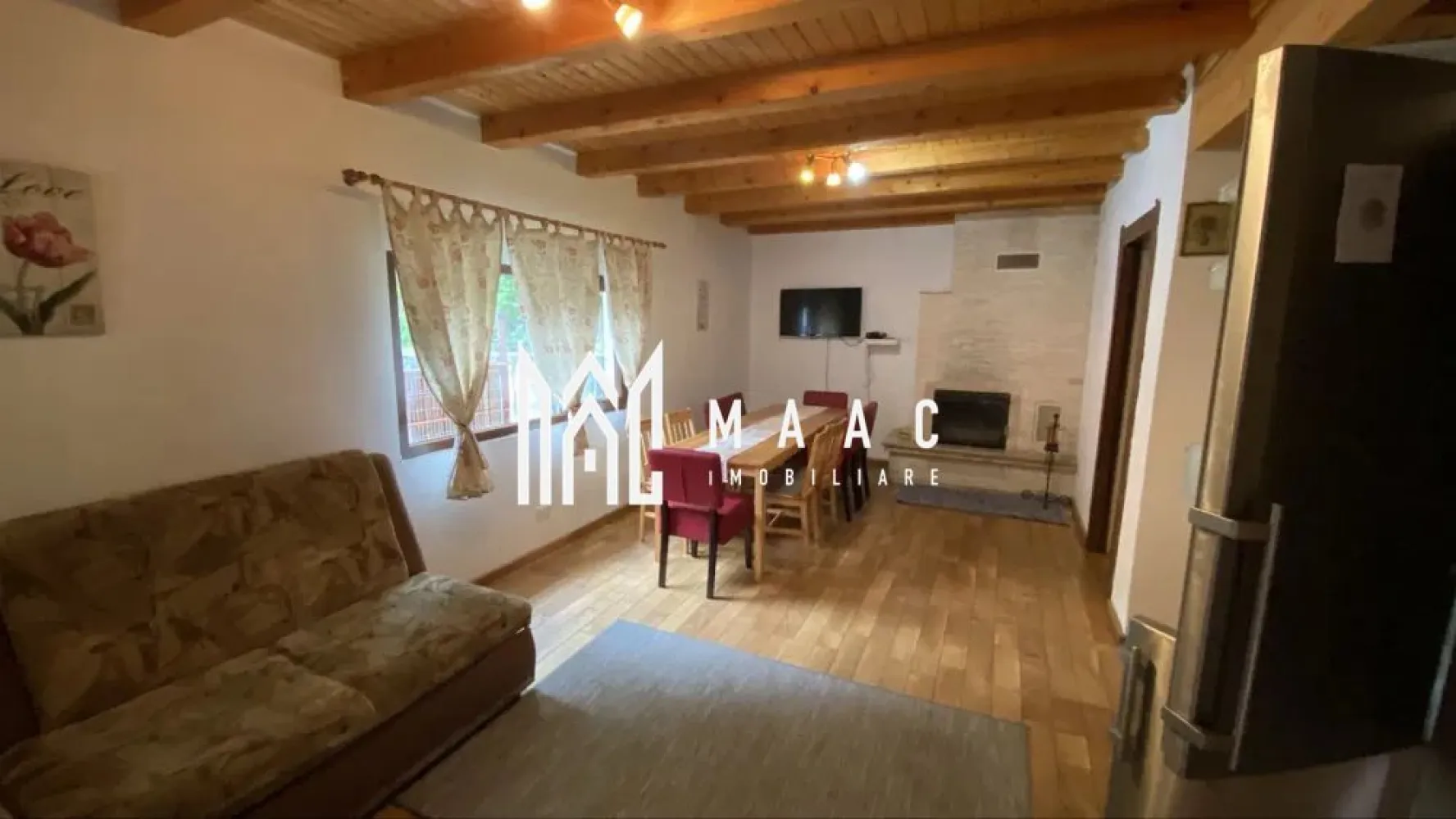 Investitie | Cabana | 5 camere | Balcon | 115 MPU | Raul Sadului - MAAC Imobiliare vă propune spre vânzare o cabană deosebită, situată în Poiana Râului Sadului, într-o zonă liniștită și pitorească, ideală atât pentru locuire, cât și pentru investiție. Proprietatea dispune de 5 dormitoare, living spațios, bucătărie complet utilată și 3 băi, oferind confortul necesar pentru familii numeroase sau pentru activități turistice. Cabana este deja în circuitul turistic, ceea ce reprezintă un avantaj semnificativ pentru viitorii proprietari. La exterior, imobilul beneficiază de un foișor generos, grătar, loc special amenajat pentru ceaun, precum și un loc de joacă pentru copii, elemente ideale pentru relaxare și activități în aer liber. Terenul aferent proprietății are 800 mp, este împrejmuit, oferind intimitate și spațiu verde bine definit. Sistemul de încălzire este pe lemne, prin șemineu cu tubulatură pentru aer cald, asigurând eficiență și un ambient plăcut în sezonul rece. Pentru mai multe detalii și programarea unei vizionări, vă invităm să contactați MAAC Imobiliare, specificând CP283506