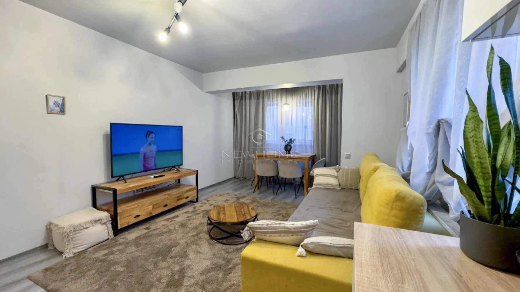 Apartament 2 camere, Parcare, Str Borhanciului - New HOME Imobiliare ofera in EXCLUSIVITATE spre inchiriere apartament modern cu 2 camere semidecomandat, situat pe Str. Borhanciului. Apartamentul este amplasat la etajul 1 din 4 intr-un imobil construit in anul 2018, dispune de suprafata utila de 50 mp. Compartimentat astfel: hol, living open space impreuna cu bucatarie, baie, dormitor, loc de PARCARE suprateran, situat în fața blocului. Pentru confortul Dvs. se inchiriaza complet mobilat si utilat, dotat cu centrala termica proprie. Acces facil la toate punctele de interes din zonă, ideal pentru cei care doresc să locuiască într-o zonă liniștită si modernă. Pentru mai multe informatii si pentru a programa o vizionare, contactati-ne cu incredere!