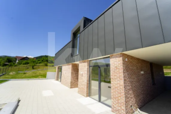 Casă arhitectură modernă cu panoramă spre Munții Făgăraș și Cetatea Cisnădioara
