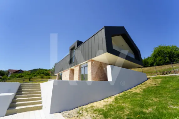 Casă arhitectură modernă cu panoramă spre Munții Făgăraș și Cetatea Cisnădioara