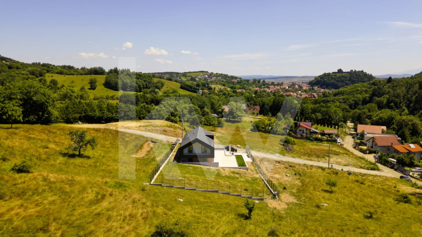 Casă arhitectură modernă cu panoramă spre Munții Făgăraș și Cetatea Cisnădioara