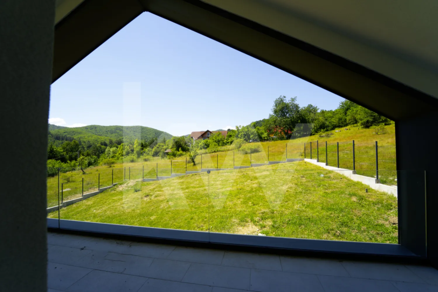 Casă arhitectură modernă cu panoramă spre Munții Făgăraș și Cetatea Cisnădioara