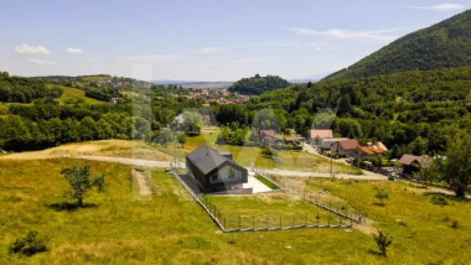 Casă arhitectură modernă cu panoramă spre Munții Făgăraș și Cetatea Cisnădioara