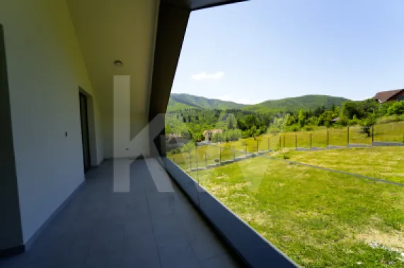 Casă arhitectură modernă cu panoramă spre Munții Făgăraș și Cetatea Cisnădioara