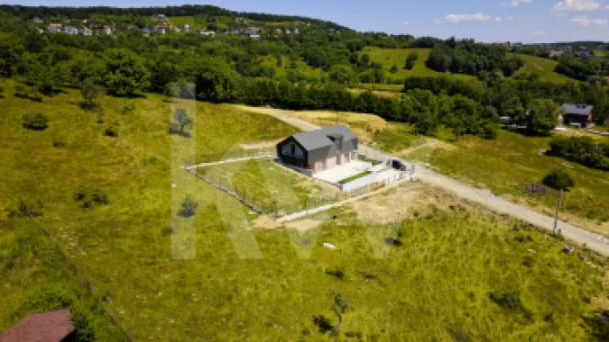 Casă arhitectură modernă cu panoramă spre Munții Făgăraș și Cetatea Cisnădioara