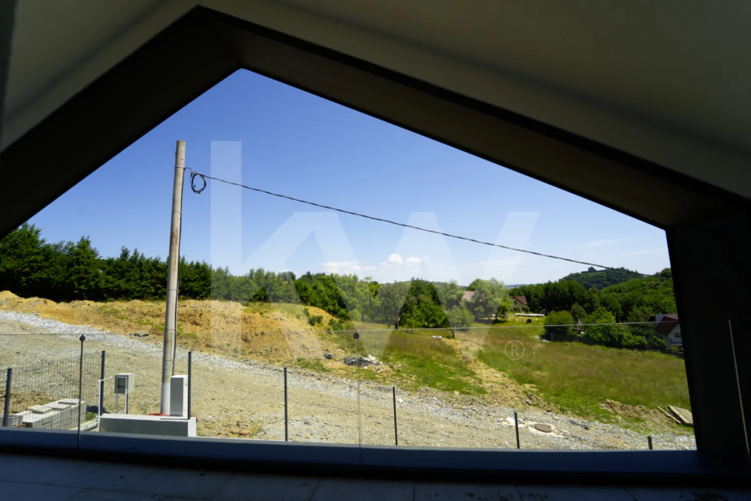 Casă arhitectură modernă cu panoramă spre Munții Făgăraș și Cetatea Cisnădioara