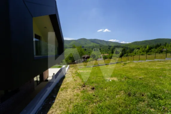 Casă arhitectură modernă cu panoramă spre Munții Făgăraș și Cetatea Cisnădioara