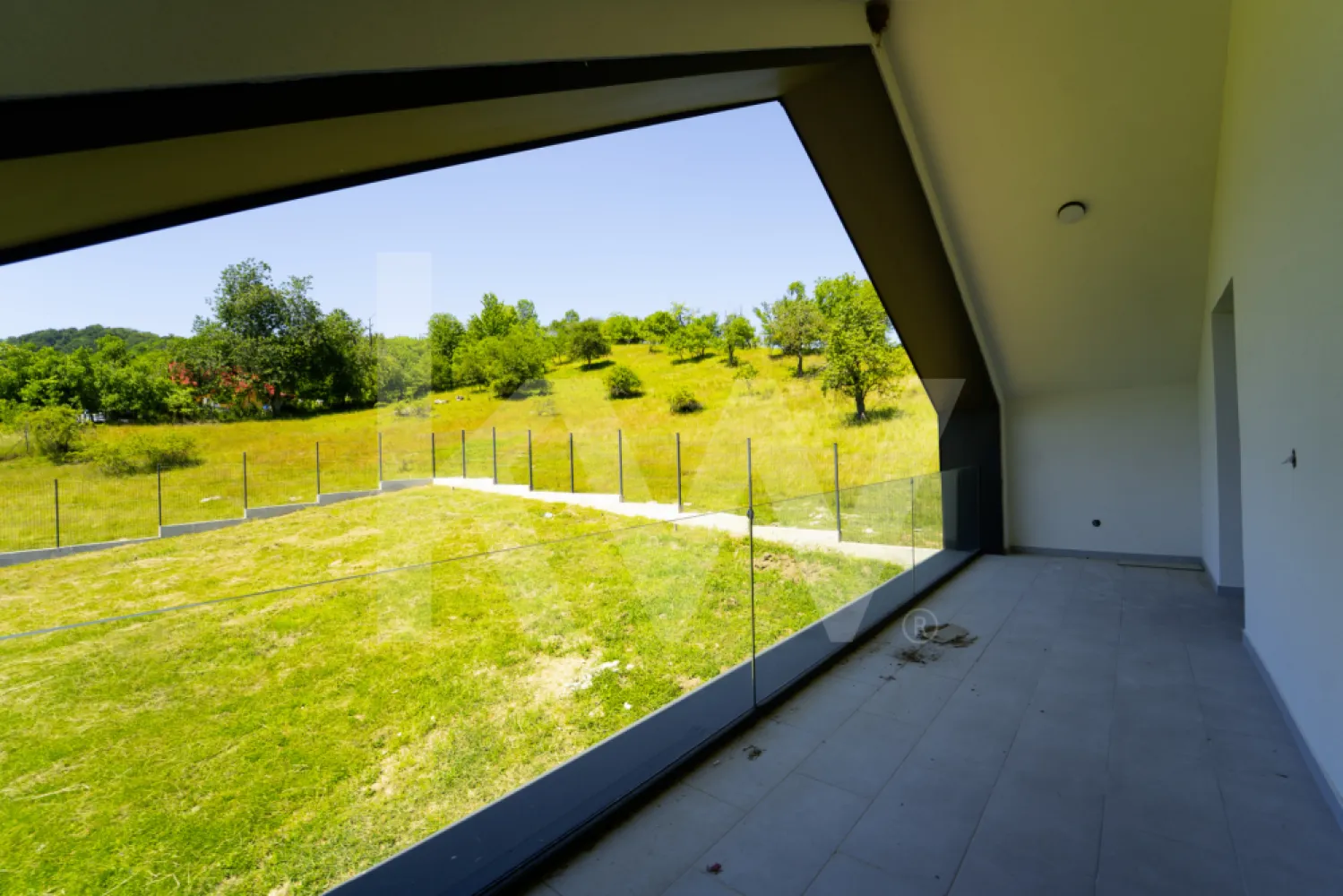 Casă arhitectură modernă cu panoramă spre Munții Făgăraș și Cetatea Cisnădioara