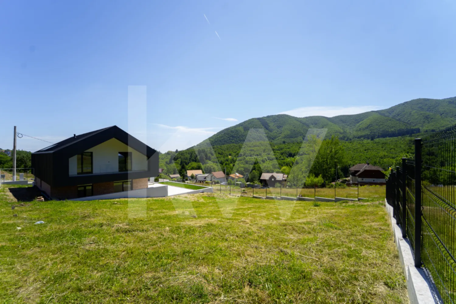 Casă arhitectură modernă cu panoramă spre Munții Făgăraș și Cetatea Cisnădioara