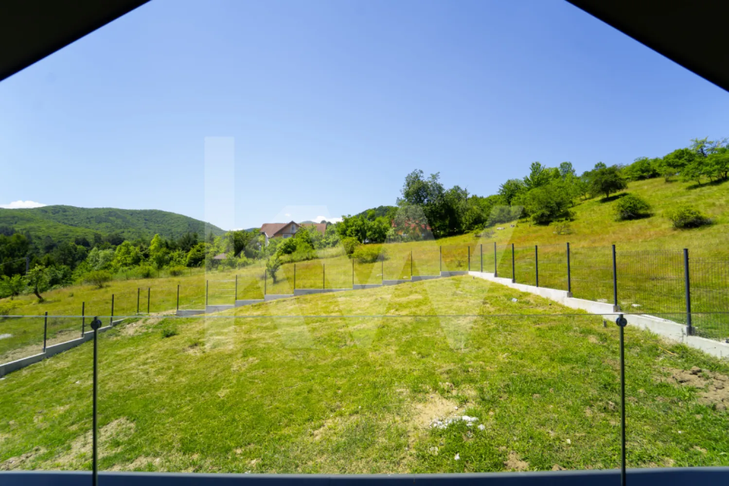 Casă arhitectură modernă cu panoramă spre Munții Făgăraș și Cetatea Cisnădioara