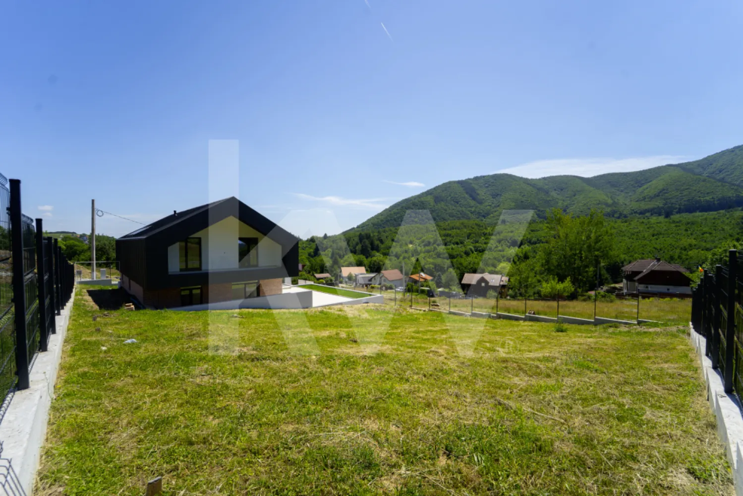 Casă arhitectură modernă cu panoramă spre Munții Făgăraș și Cetatea Cisnădioara