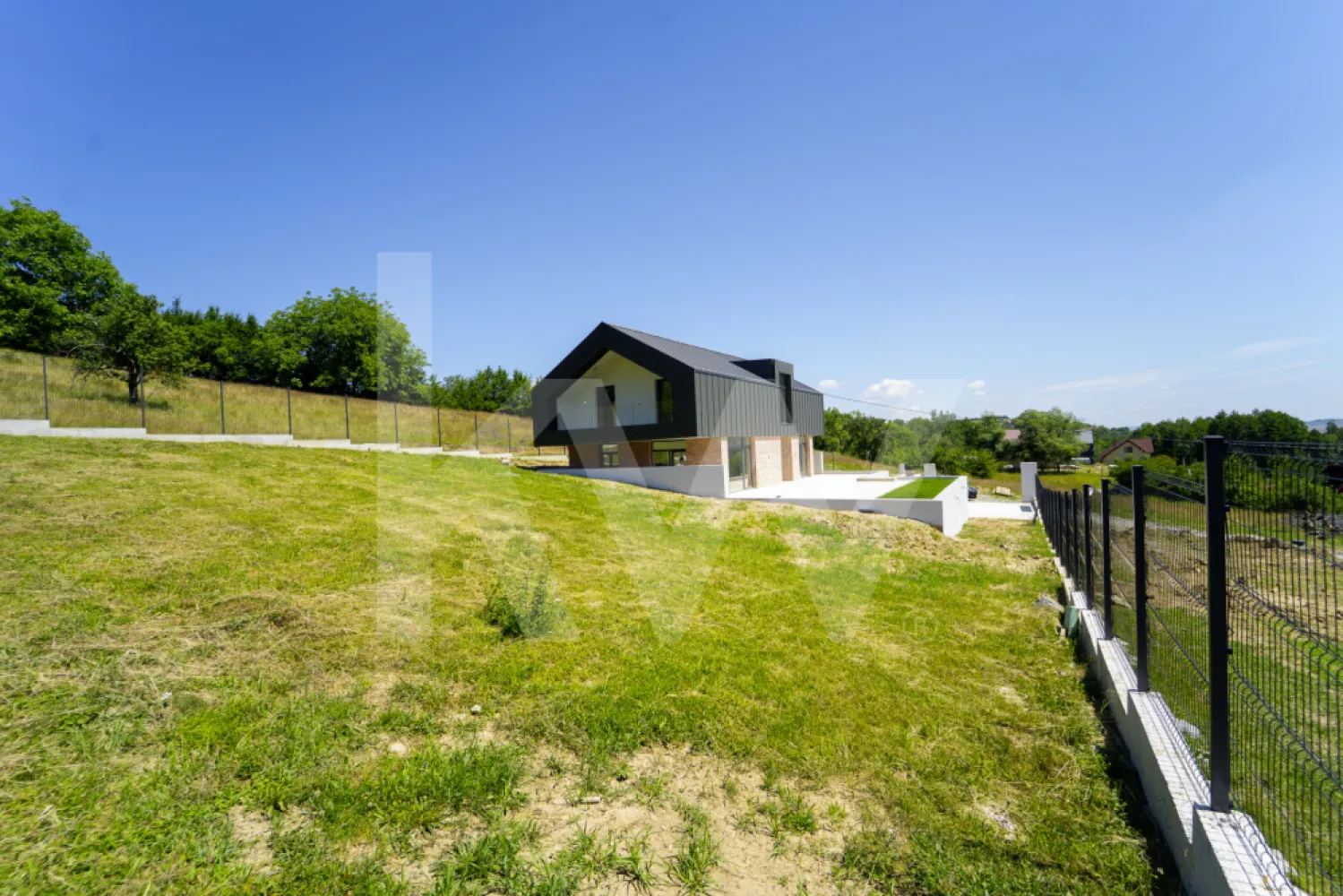 Casă arhitectură modernă cu panoramă spre Munții Făgăraș și Cetatea Cisnădioara