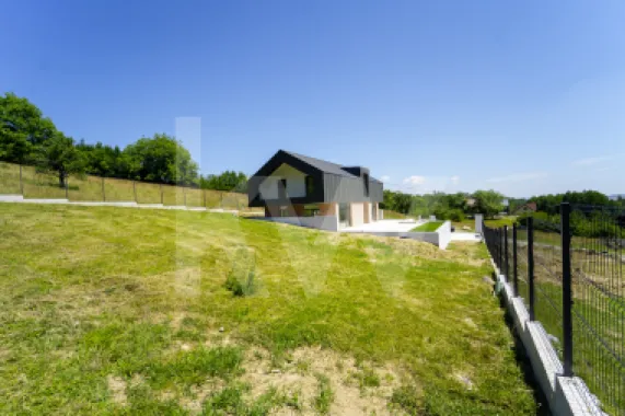Casă arhitectură modernă cu panoramă spre Munții Făgăraș și Cetatea Cisnădioara