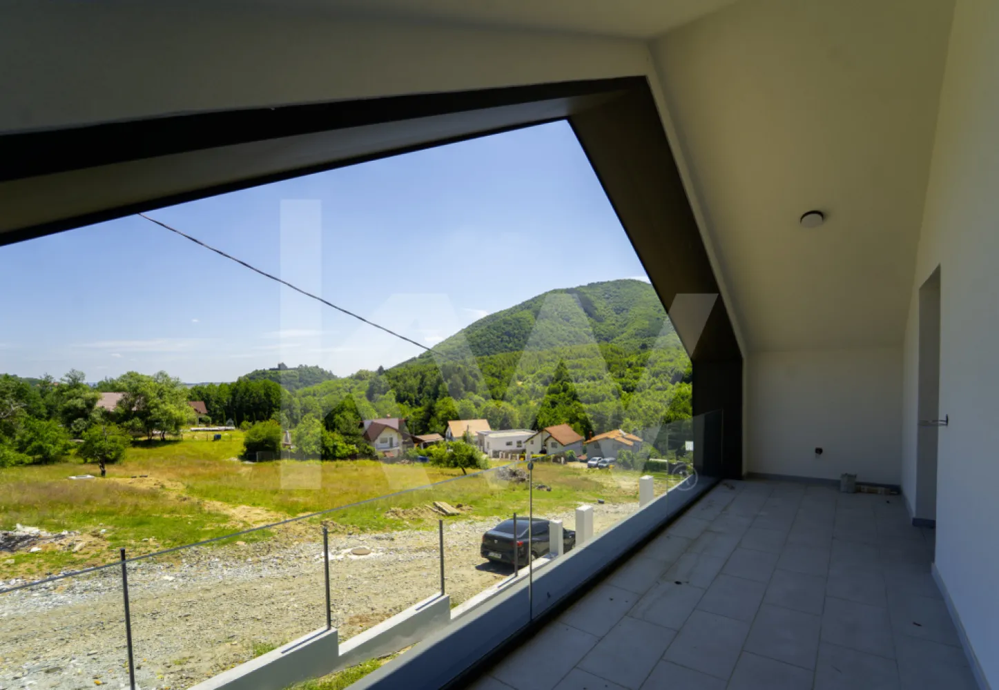 Casă arhitectură modernă cu panoramă spre Munții Făgăraș și Cetatea Cisnădioara
