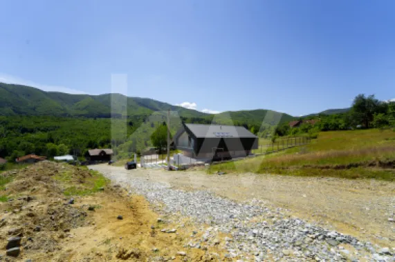 Casă arhitectură modernă cu panoramă spre Munții Făgăraș și Cetatea Cisnădioara