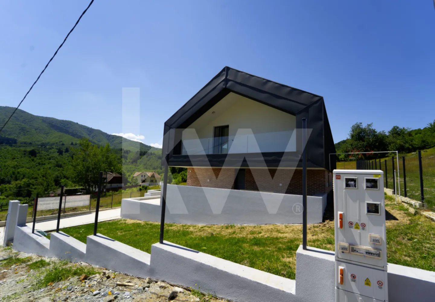Casă arhitectură modernă cu panoramă spre Munții Făgăraș și Cetatea Cisnădioara