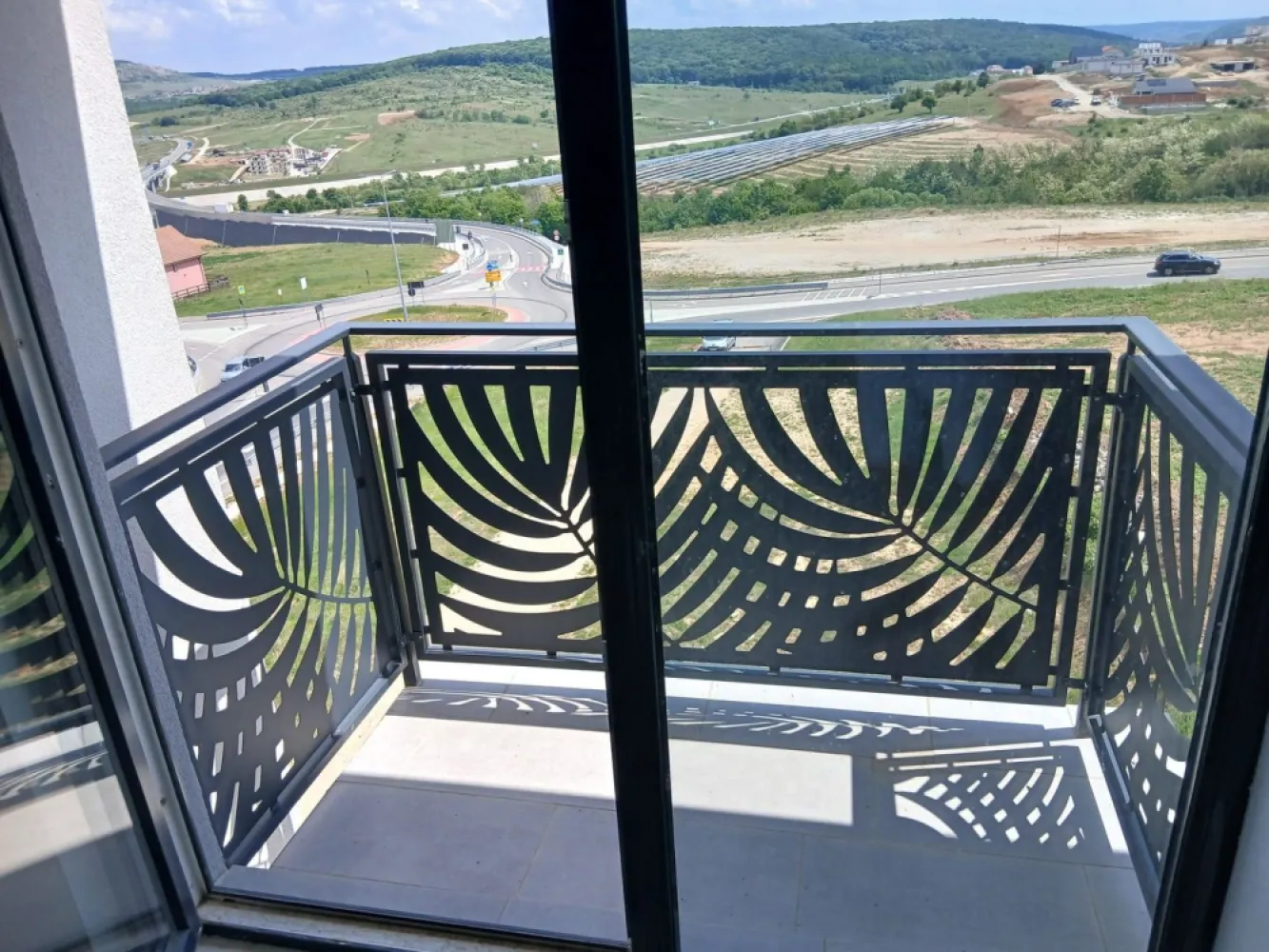 Apartament nou, 2 camere, Băile Felix. 80 000 E. Comision 0 - De vânzare: apartament nou cu 2 camere, în Băile Felix – Sânmartin, situat într-un complex rezidențial nou, finalizat și finisat. Suprafață utilă 48 mp.
Preț: 80.000 € (TVA inclus).  Comision 0%

Apartamentul se află într-un complex rezidențial nou, este finalizat, finisat și dotat cu aer condiționat. Este situat la etajul 4 din 4, iar blocul dispune de lift.
Suprafață construită: 60,27 mp Suprafață utilă: 47,76 mp

Compartimentare: • Hol – 3,97 mp • Cameră de zi + bucătărie – 25,81 mp • Dormitor – 12,51 mp • Baie – 5,47 mp • Balcon – 2,00 mp

Contact:  Flavius Bunoiu 0751 254 234