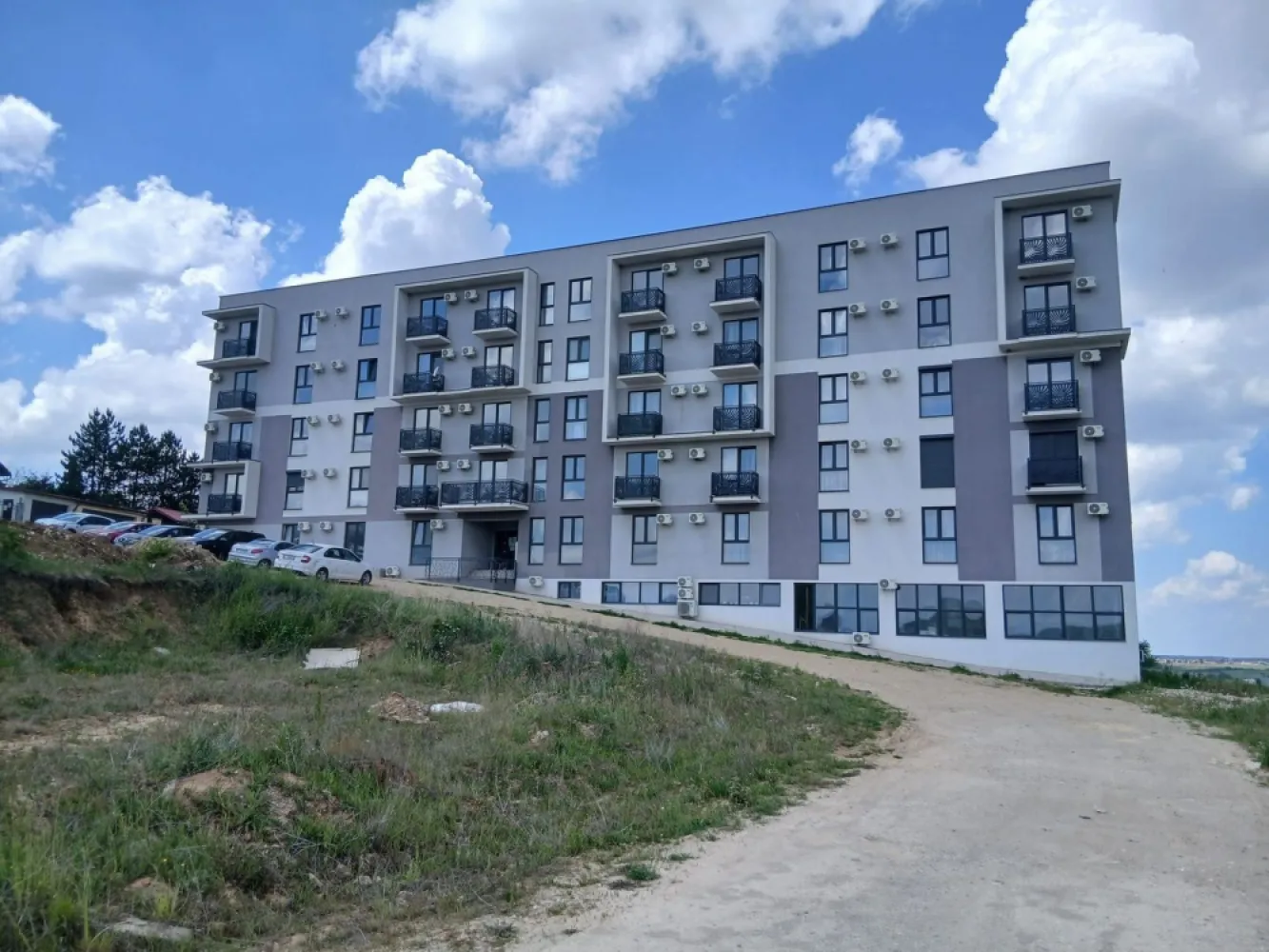 Apartament nou, 2 camere, Băile Felix. 80 000 E. Comision 0 - De vânzare: apartament nou cu 2 camere, în Băile Felix – Sânmartin, situat într-un complex rezidențial nou, finalizat și finisat. Suprafață utilă 48 mp.
Preț: 80.000 € (TVA inclus).  Comision 0%

Apartamentul se află într-un complex rezidențial nou, este finalizat, finisat și dotat cu aer condiționat. Este situat la etajul 4 din 4, iar blocul dispune de lift.
Suprafață construită: 60,27 mp Suprafață utilă: 47,76 mp

Compartimentare: • Hol – 3,97 mp • Cameră de zi + bucătărie – 25,81 mp • Dormitor – 12,51 mp • Baie – 5,47 mp • Balcon – 2,00 mp

Contact:  Flavius Bunoiu 0751 254 234