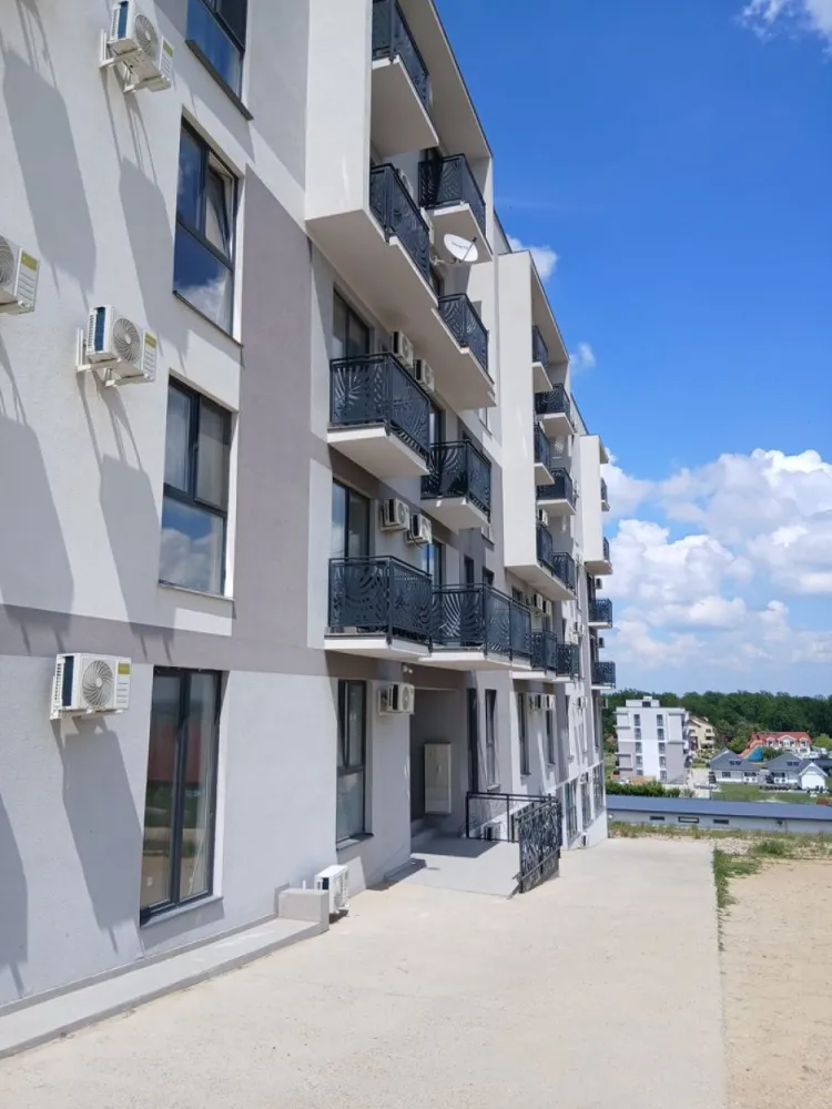 Apartament nou, 2 camere, Băile Felix. 80 000 E. Comision 0 - De vânzare: apartament nou cu 2 camere, în Băile Felix – Sânmartin, situat într-un complex rezidențial nou, finalizat și finisat. Suprafață utilă 48 mp.
Preț: 80.000 € (TVA inclus).  Comision 0%

Apartamentul se află într-un complex rezidențial nou, este finalizat, finisat și dotat cu aer condiționat. Este situat la etajul 4 din 4, iar blocul dispune de lift.
Suprafață construită: 60,27 mp Suprafață utilă: 47,76 mp

Compartimentare: • Hol – 3,97 mp • Cameră de zi + bucătărie – 25,81 mp • Dormitor – 12,51 mp • Baie – 5,47 mp • Balcon – 2,00 mp

Contact:  Flavius Bunoiu 0751 254 234