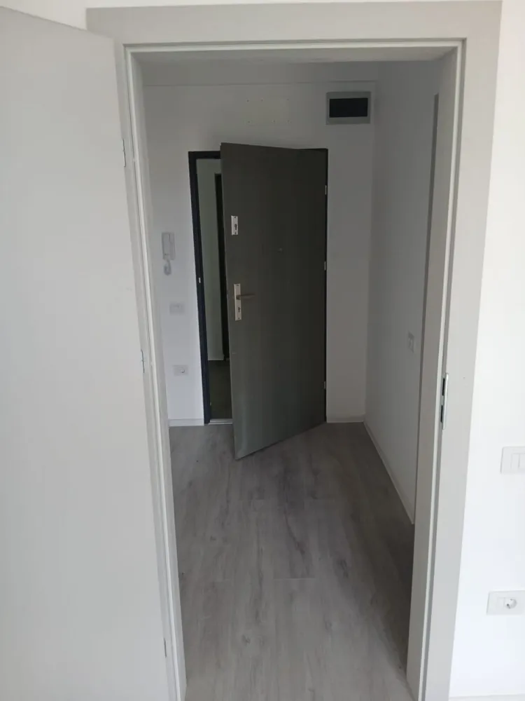 Apartament nou, 2 camere, Băile Felix. 80 000 E. Comision 0 - De vânzare: apartament nou cu 2 camere, în Băile Felix – Sânmartin, situat într-un complex rezidențial nou, finalizat și finisat. Suprafață utilă 48 mp.
Preț: 80.000 € (TVA inclus).  Comision 0%

Apartamentul se află într-un complex rezidențial nou, este finalizat, finisat și dotat cu aer condiționat. Este situat la etajul 4 din 4, iar blocul dispune de lift.
Suprafață construită: 60,27 mp Suprafață utilă: 47,76 mp

Compartimentare: • Hol – 3,97 mp • Cameră de zi + bucătărie – 25,81 mp • Dormitor – 12,51 mp • Baie – 5,47 mp • Balcon – 2,00 mp

Contact:  Flavius Bunoiu 0751 254 234