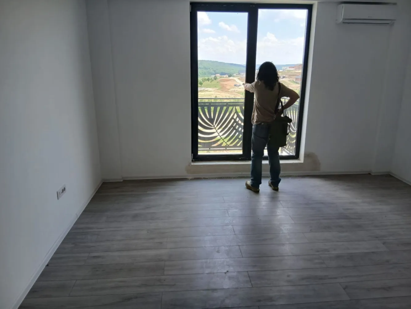 Apartament nou, 2 camere, Băile Felix. 80 000 E. Comision 0 - De vânzare: apartament nou cu 2 camere, în Băile Felix – Sânmartin, situat într-un complex rezidențial nou, finalizat și finisat. Suprafață utilă 48 mp.
Preț: 80.000 € (TVA inclus).  Comision 0%

Apartamentul se află într-un complex rezidențial nou, este finalizat, finisat și dotat cu aer condiționat. Este situat la etajul 4 din 4, iar blocul dispune de lift.
Suprafață construită: 60,27 mp Suprafață utilă: 47,76 mp

Compartimentare: • Hol – 3,97 mp • Cameră de zi + bucătărie – 25,81 mp • Dormitor – 12,51 mp • Baie – 5,47 mp • Balcon – 2,00 mp

Contact:  Flavius Bunoiu 0751 254 234