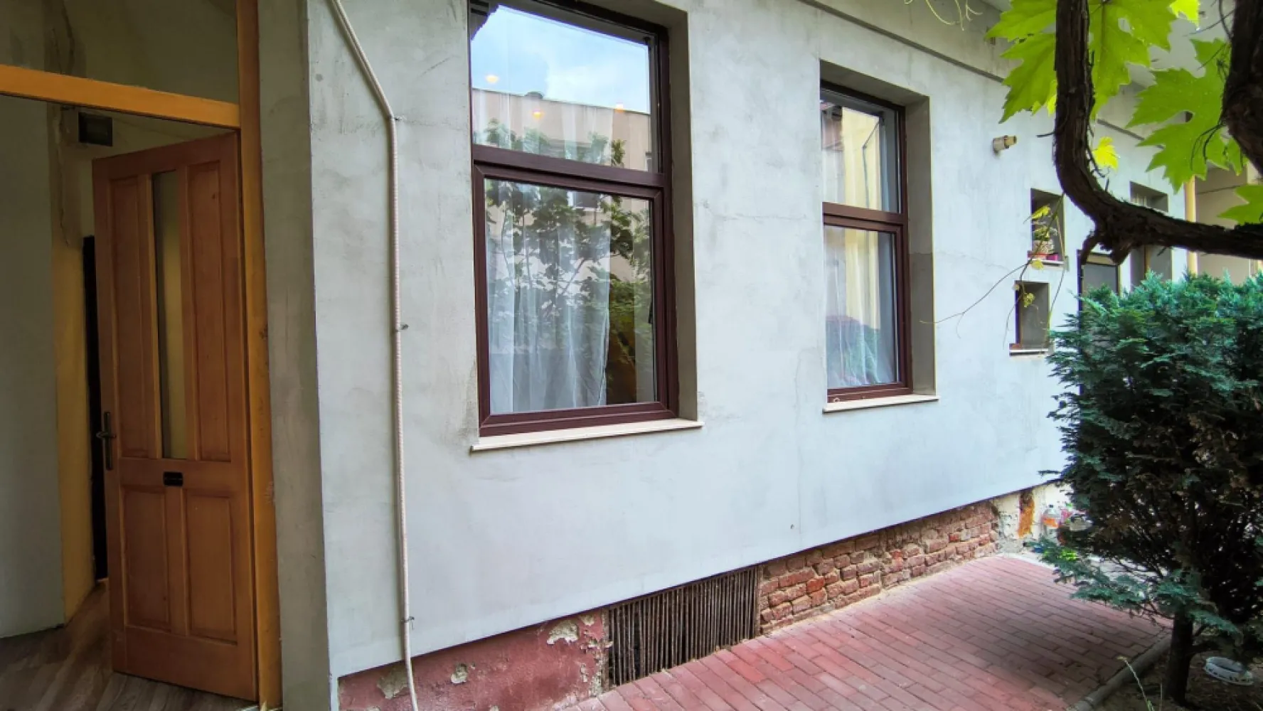 Chirie, 2 camere, Vasile Alecsandri. 450 €/lună. Comision 0. - De închiriat: apartament ultracentral, 2 camere, Vasile Alecsandri. 450 €/lună. Comision 0.

Apartamentul este situat la parter și este potrivit atât pentru uz rezidențial, cât și pentru uz comercial – închiriere pe termen scurt (Airbnb, Booking), birouri, salon etc.
Apartamentul este decomandat, situat într-o curte comună și necesită renovare după mutare.
Bucătăria este utilată cu echipamente profesionale. Apartamentul se închiriază parțial utilat și mobilat și dispune de aer condiționat.

Proprietarul este flexibil în negociere și dispus să discute propuneri de colaborare.

Compartimentare:
• Hol
• Cameră de zi
• Bucătărie
• Dormitor
• Baie
• Spațiu de depozitare

Se acceptă doar contracte pe termen lung. Se solicită garanție.

Contact: Flavius Bunoiu – 0751 254 234