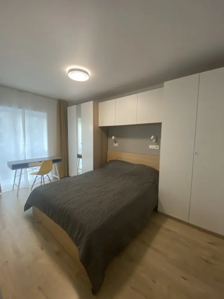 Lux | 2 camere, 2 bai | Terasa | Belvedere Residences - Inchiriez apartament 2 camere, 2 bai si terasa, cu design ultra modern situat in Belvedere Residences.
Caracteristici:
- suprafata 53 mp;
- disponibil imediat; 
- complet mobiliat si utilat cu electrocasnice premium;
- extrem de luminos, pozitionare excelenta (E)
- proximitate metrou (3 min de mers pe jos)
- proximitate centre comerciale, numeroase sali de sport (2-5 min), Kaufland (4 min), shop (2 min), mall (Promenada), parcuri (Tei, Herastrau);
- parchet, incalzire in pardoseala;
- geam termopan;
- terasa;
- canapea extensibila;
- electrocasnice complet incorporabile: masina de spalat vase, masina de spalat rufe cu uscator, 2 aparate de A/C, 1 televizor Samsung Smart, hota si plita incorporabila, frigider No Frost incorporabil, cuptor electric si incorporabil, cuptor cu microunde incorporabil, centrala termica, incalzire pardoseala.
Inchiriere pe termen lung, preferabil 24 luni. Nu se accepta animalele de companie. Se percepe 1 luna chirie + 2 luni garantie.
