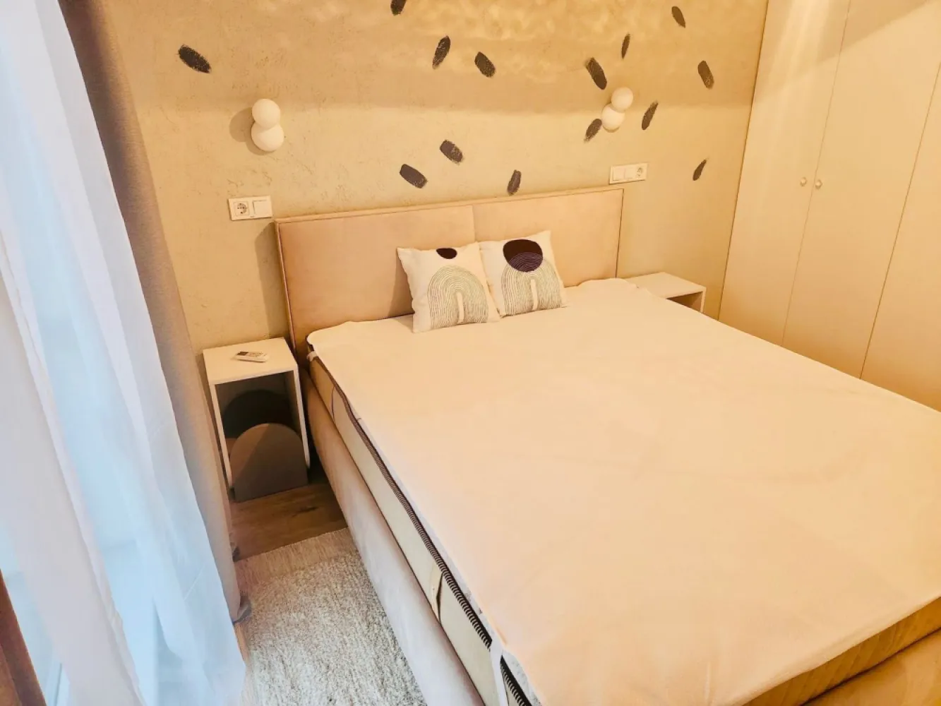Apartament 2 camere Belvedere Residence-Aviatiei-Metrou Pipera Parcare - Direct proprietar, ofer spre inchiriere apartament cu 2 camere in zona Fabrica de glucoza/Aviatiei -complex Belvedere Residence.
Apartamentul se afla in blocul 5, la etajul 9 din 11, are o suprafata de 45 mp si beneficiaza si de parcare subterana generoasa la nivel -1, inclusa in pret.
Dotari: centrala termica proprie, incalzire in pardoseala, aer conditionat inverter in sufragerie si dormitor, electrocasnice (masina de spalat vase si masina de spalat rufe, cuptor electric, plita , hota, frigider), televizor led. Mobilier funcțional ce include multiple spații de depozitare și un birou retractabil în camera de zi. 
Totul este nou, apartamentul fiind la PRIMA INCHIRIERE

In proximitate gasiti:
statie metrou pipera la fix 400metri distanta (blocul 5 este cel mai aproape de metrou), Kaufland, Mega image, sali de fitness, cafenele, restaurante, mall Promenada, farmacii, etc. 
Pret chirie : 700 euro luna
Garantie : 700 euro