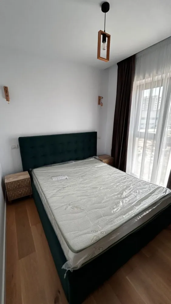 Studio dublu, Casa Presei, parcare subterană inclus, propietar - Propietar, studio / 2 camere, zona Casa Presei-Intrarea Straulesti, bloc din 2023.
 Se inchiriaza impreuna cu un loc de parcare subteran inclus in pret. 
 Studioul este situat pe Intrarea Straulesti intr-un complex rezidential nou si modern. Proprietatea dispune de incalzire in pardoseala, aer conditionat in fiecare camera. Suprafata: 38 mp interior + Balcon 10mp. 
Bucătărie complet echipata: -Plita si cuptor -Hota -Masina de spalat vase -Frigider incorporat 
Living spatios si modern amenajat: -Canapea -Comoda TV -Masa extensibila, 2 scaune -Smart TV -Aspirator -Spatii de depozitare 
Dormitor: -Pat 160+200 rabatabil -Dresing -Noptiere Baie: -Masina de spalat - paravan cada Hol: -Spatiu de depozitare 

 Parcare subterana
 1 garanție plus 1 chirie. 

 Localizare: Intrarea Straulesti. Imprejurimi: Parc Herăstrău, Bulevardul Poligrafiei,Casa Presei, Lidle, Kaufland
