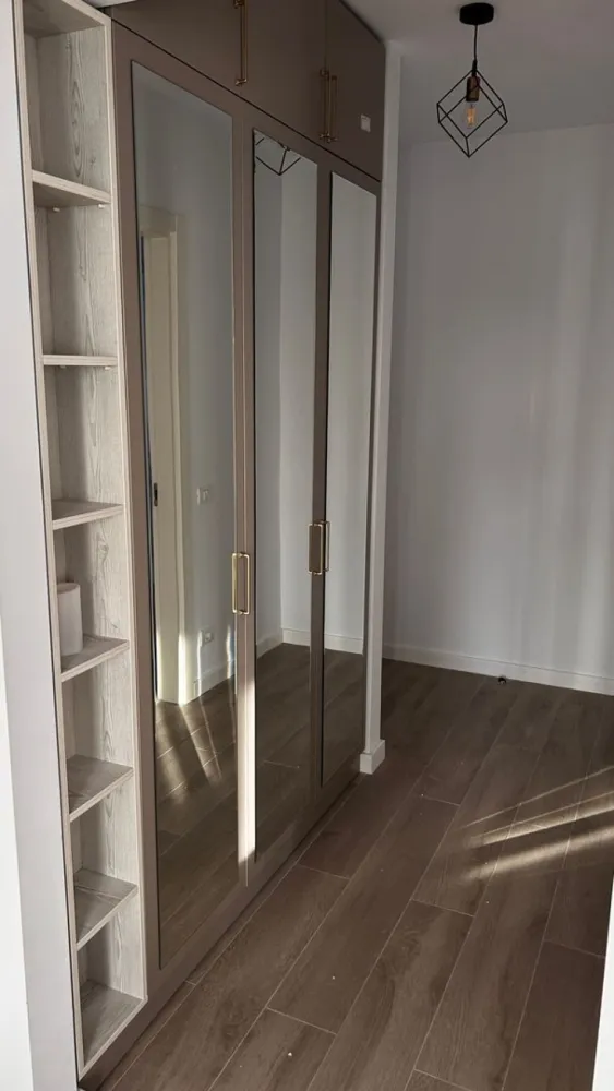 Studio dublu, Casa Presei, parcare subterană inclus, propietar - Propietar, studio / 2 camere, zona Casa Presei-Intrarea Straulesti, bloc din 2023.
 Se inchiriaza impreuna cu un loc de parcare subteran inclus in pret. 
 Studioul este situat pe Intrarea Straulesti intr-un complex rezidential nou si modern. Proprietatea dispune de incalzire in pardoseala, aer conditionat in fiecare camera. Suprafata: 38 mp interior + Balcon 10mp. 
Bucătărie complet echipata: -Plita si cuptor -Hota -Masina de spalat vase -Frigider incorporat 
Living spatios si modern amenajat: -Canapea -Comoda TV -Masa extensibila, 2 scaune -Smart TV -Aspirator -Spatii de depozitare 
Dormitor: -Pat 160+200 rabatabil -Dresing -Noptiere Baie: -Masina de spalat - paravan cada Hol: -Spatiu de depozitare 

 Parcare subterana
 1 garanție plus 1 chirie. 

 Localizare: Intrarea Straulesti. Imprejurimi: Parc Herăstrău, Bulevardul Poligrafiei,Casa Presei, Lidle, Kaufland