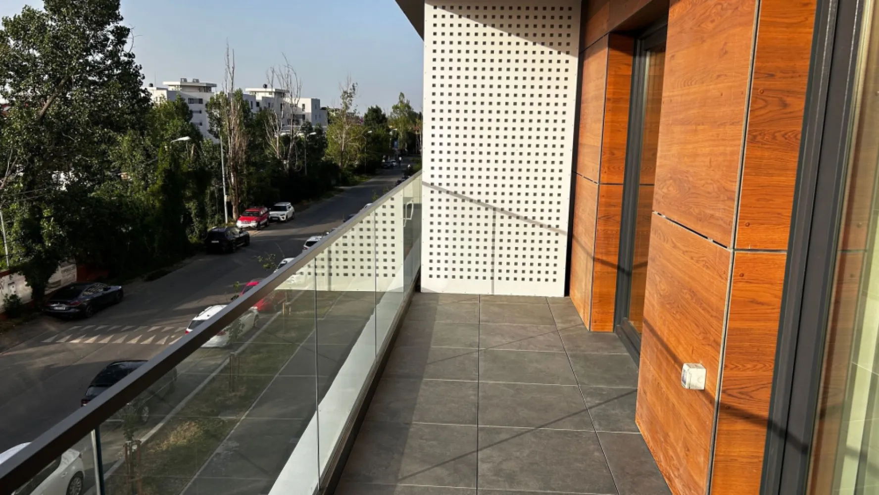 Studio dublu, Casa Presei, parcare subterană inclus, propietar - Propietar, studio / 2 camere, zona Casa Presei-Intrarea Straulesti, bloc din 2023.
 Se inchiriaza impreuna cu un loc de parcare subteran inclus in pret. 
 Studioul este situat pe Intrarea Straulesti intr-un complex rezidential nou si modern. Proprietatea dispune de incalzire in pardoseala, aer conditionat in fiecare camera. Suprafata: 38 mp interior + Balcon 10mp. 
Bucătărie complet echipata: -Plita si cuptor -Hota -Masina de spalat vase -Frigider incorporat 
Living spatios si modern amenajat: -Canapea -Comoda TV -Masa extensibila, 2 scaune -Smart TV -Aspirator -Spatii de depozitare 
Dormitor: -Pat 160+200 rabatabil -Dresing -Noptiere Baie: -Masina de spalat - paravan cada Hol: -Spatiu de depozitare 

 Parcare subterana
 1 garanție plus 1 chirie. 

 Localizare: Intrarea Straulesti. Imprejurimi: Parc Herăstrău, Bulevardul Poligrafiei,Casa Presei, Lidle, Kaufland