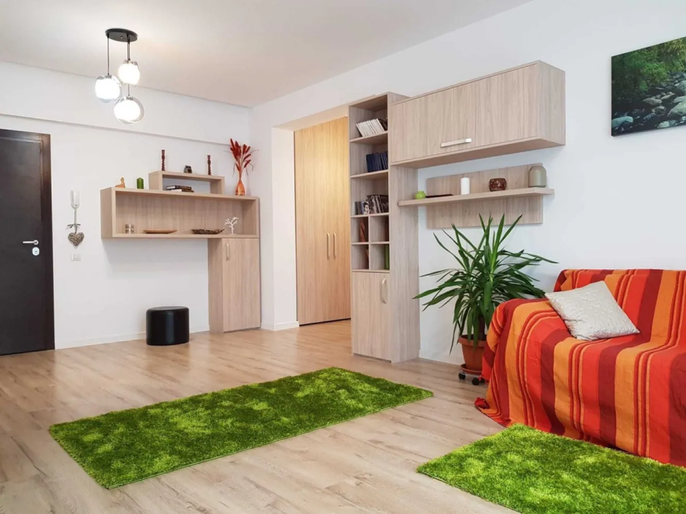 inchiriez 2 camere Pantelimon Delfinului, Mega Mall, Citta Residence - Direct proprietar, inchiriez apartament de 2 camere în suprafață de 62 mp, situat in Citta Residential Park Bucuresti, la pretul de 550 euro/luna.
Apartamentul este mobilat și utilat astfel încât să definească noțiunea de ACASĂ. Dispune de un living spațios, dormitor cu pat matrimonial și dressing încăpător, încalzire în pardosealală, centrala Viessman 24KW, AC, iar balconul este dispus spre interiorul ansamblului, cu vedere la spatiul verde amenajat. 
Salteaua patului este noua, neutilizata . Apartamentul mai dispune si de o masa pentru 6 persoane pentru living.
Apartamentul este situat la etajul 4/11, într-un imobil construit în anul 2017, având 8 apartamente pe palier, 2 lifturi Schindler (care deservesc inclusiv parcarea subterană) și buncăr.
Complexul Citta Residence dispune de un sistem de securitate cu supraveghere video și monitorizare 24/24h, precum și de personal de pază, care limiteaza accesul persoanelor neautorizate în incintă. În interiorul compexului sunt amenajate mai multe locuri de joacă pentru copii, iar copacii și plantele ornamentale conferă un ambient foarte plăcut. Citta Residential Park este foarte convenabil poziționat în raport cu transportul in comun (linii de autobuze, tramvaie, precum și stația de metrou Costin Georgian, dar si cu numeroase magazine alimentare, farmacii, Mega Mall, piața Delfinului, unitati de invatamant, parcurile Național, Florilor și Morarilor, numeroase centre sportive etc.
La semnarea contractului se percepe chiria pe o lună în avans și o garanție egală cu valoarea unei luni de chirie.
Exista posibilitatea inchirierii si a unui loc de parcare, in parcarea subterană a ansamblului. 
Apartamentul este disponibil imediat și poate fi vizionat. Pentru mai multe informații/vizionare, vă rog să mă contactaţi telefonic. Nu trimiteti mesaje pe OLX pentru ca nu le citesc.
