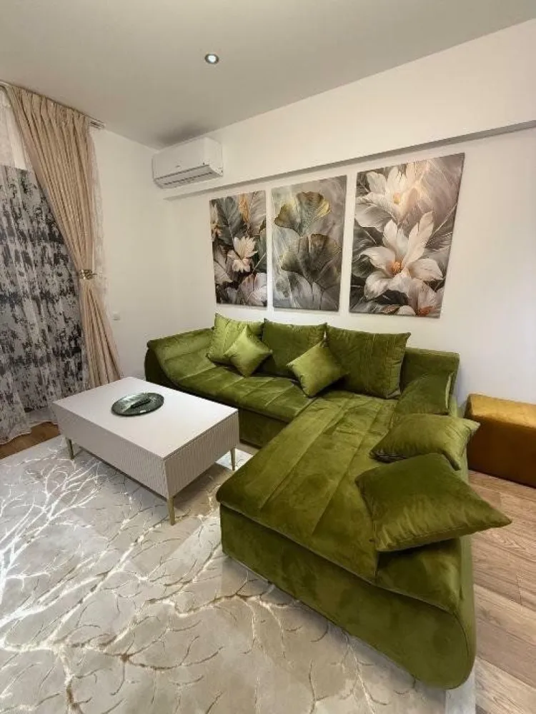 Închiriere apartament 2 camere Complex Rezidenţial One Cotroceni - proprietar - Închiriere apartament 2 camere Complex Rezidenţial One Cotroceni direct proprietar.
Apartamentul de 2 camere situat la etajul 2 din 12 este complet mobilat + utilat şi beneficiază de finisaje de o calitate superioară încadrându-se în clasa premium. 
Apartamentul este prevăzut cu încălzire în pardoseală cu posibilitatea setării temperaturii diferenţiate în funcţie de încăpere, utilat cu parchet multi stratificat iar faţada imobilului este ventilată. 
Apartamentul se închiriază cu loc de parcare subteran inclus în preţ.
Facilităţile complexului rezidenţial sunt:
- acces facil la staţia de metrou academia militară situată la 50 de m de complex, linii de tramvai, troleu, autobuze, complexul fiind bine conectat cu centrul oraşului;
- â sală de fitness prevăzută cu piscină semiolimpică;
- â numeroase terase şi restaurante în incinta complexului;
- â farmacie, supermarket, cafenele etc.
- â paza permanentă şi monitorizare video asigurată de firma specializată;
- â spaţii verzi, parc de joacă pentru copii;
- â hypermarket Lidl
Imobilul a fost finalizat în anul 2024.
Apartamentul se închiriază cu contract înregistrat la ANAF.
Nu sunt interesat de colaborarea cu agenţii imobiliare.
Nu se acceptă animale de companie.
La închiriere se percepe o chirie în avans.