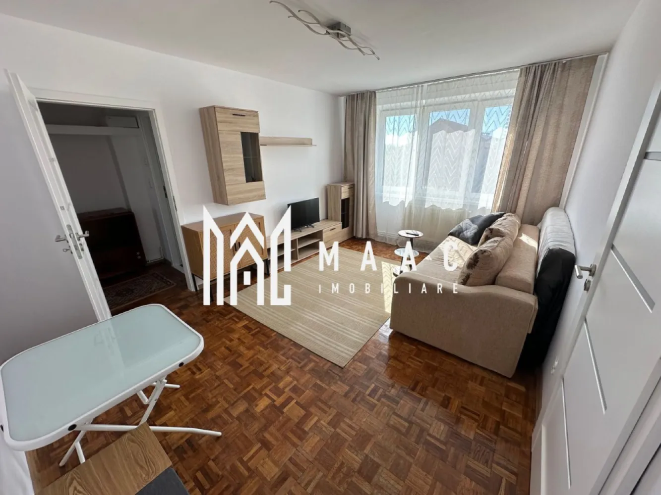 Apartament 2 camere | Renovat | Balcon | Zona Mihai Viteazu - MAAC Imobiliare ofera spre vanzare apartament de 2 camere, nou renovat, complet mobilat si utilat, in zona Mihai Viteazu/Cedonia.

Locuinta este alcatuita din hol, living cu canapea extensibila si Smart TV, dormitor cu saltea noua, bucatarie inchisa cu toate facilitatile, baie spatioasa si moderna cu geam, balcon si 2 debarale. Este situata la etajul 4.

Loc de parcare se gaseste cu usurinta in fata blocului bloc, in siguranta. 

Amplasamentul blocului este unul avantajos, fiind la 15 minute de mers pe jos de centru/ Mall si aproape de magazine/ farmacii. Vecinatatea este una foarte linistita.

Pentru mai multe detalii precizati telefonic ca ati vazut anuntul cu ID: CP3184693