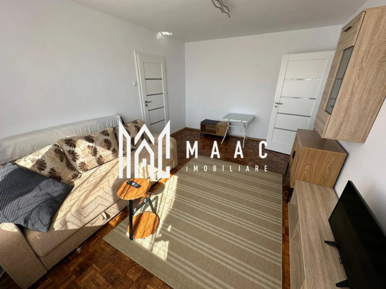 Apartament 2 camere | Renovat | Balcon | Zona Mihai Viteazu - MAAC Imobiliare ofera spre vanzare apartament de 2 camere, nou renovat, complet mobilat si utilat, in zona Mihai Viteazu/Cedonia.

Locuinta este alcatuita din hol, living cu canapea extensibila si Smart TV, dormitor cu saltea noua, bucatarie inchisa cu toate facilitatile, baie spatioasa si moderna cu geam, balcon si 2 debarale. Este situata la etajul 4.

Loc de parcare se gaseste cu usurinta in fata blocului bloc, in siguranta. 

Amplasamentul blocului este unul avantajos, fiind la 15 minute de mers pe jos de centru/ Mall si aproape de magazine/ farmacii. Vecinatatea este una foarte linistita.

Pentru mai multe detalii precizati telefonic ca ati vazut anuntul cu ID: CP3184693