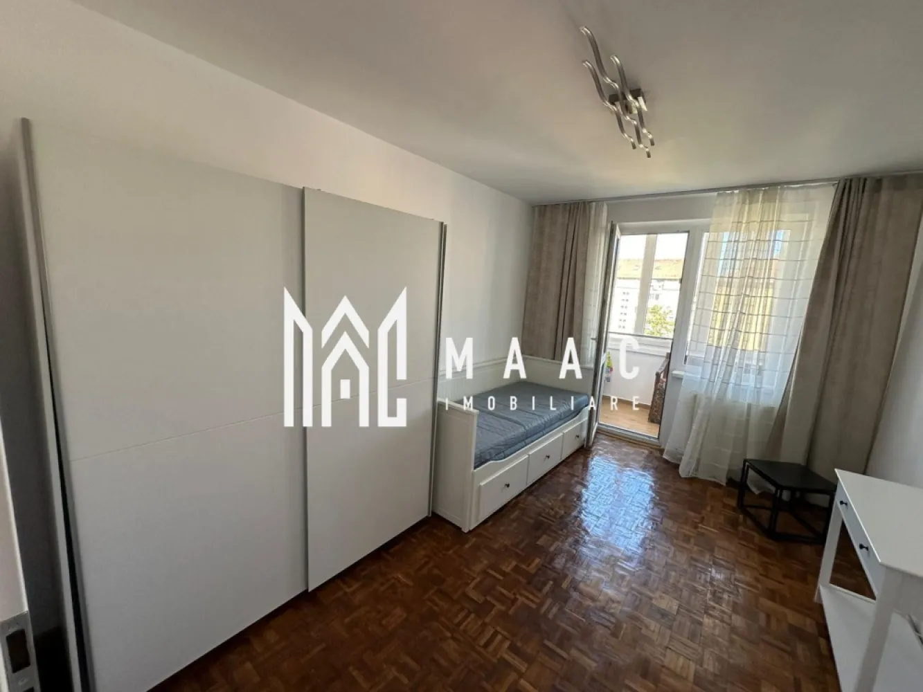 Apartament 2 camere | Renovat | Balcon | Zona Mihai Viteazu - MAAC Imobiliare ofera spre vanzare apartament de 2 camere, nou renovat, complet mobilat si utilat, in zona Mihai Viteazu/Cedonia.

Locuinta este alcatuita din hol, living cu canapea extensibila si Smart TV, dormitor cu saltea noua, bucatarie inchisa cu toate facilitatile, baie spatioasa si moderna cu geam, balcon si 2 debarale. Este situata la etajul 4.

Loc de parcare se gaseste cu usurinta in fata blocului bloc, in siguranta. 

Amplasamentul blocului este unul avantajos, fiind la 15 minute de mers pe jos de centru/ Mall si aproape de magazine/ farmacii. Vecinatatea este una foarte linistita.

Pentru mai multe detalii precizati telefonic ca ati vazut anuntul cu ID: CP3184693