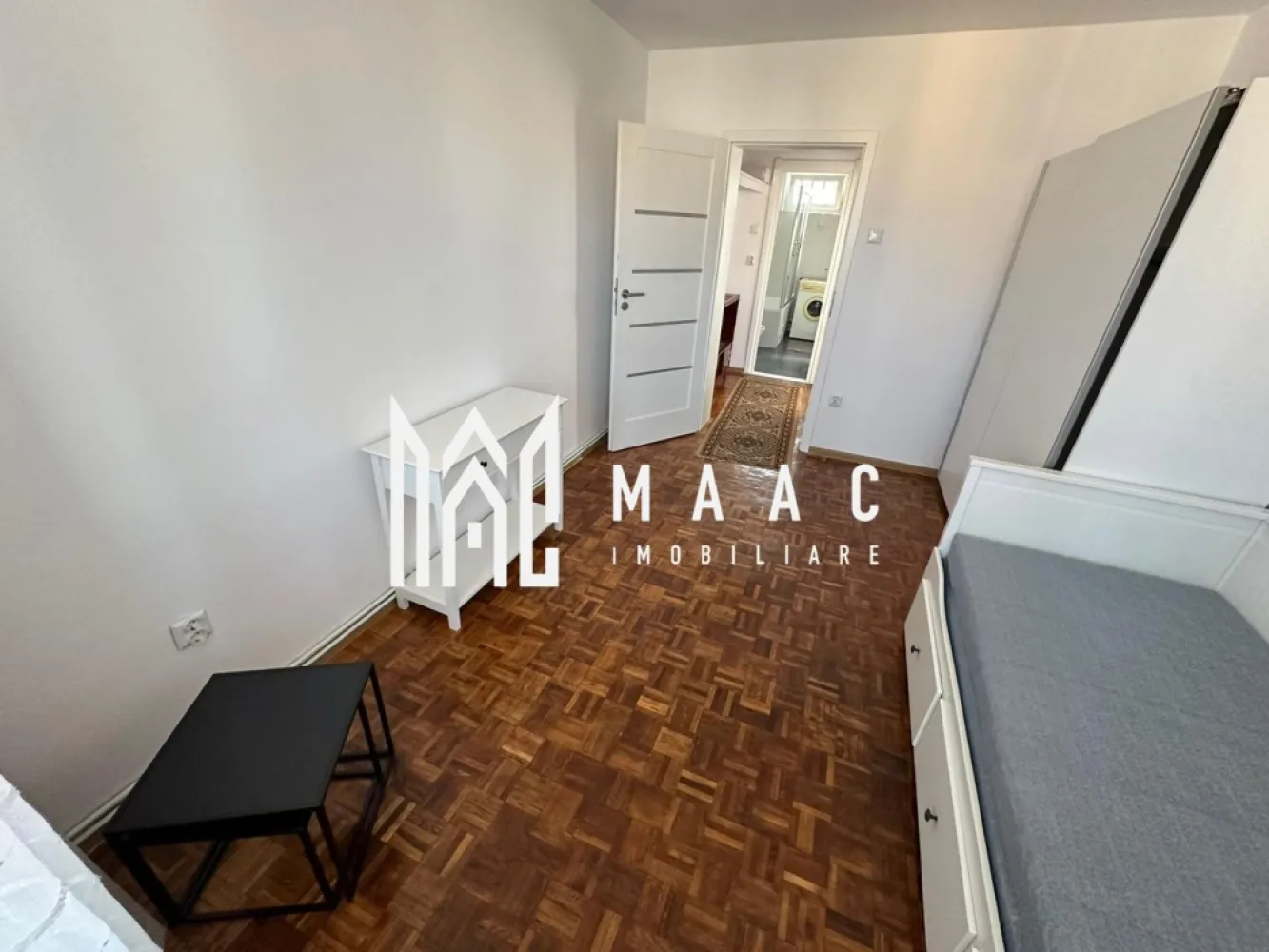 Apartament 2 camere | Renovat | Balcon | Zona Mihai Viteazu - MAAC Imobiliare ofera spre vanzare apartament de 2 camere, nou renovat, complet mobilat si utilat, in zona Mihai Viteazu/Cedonia.

Locuinta este alcatuita din hol, living cu canapea extensibila si Smart TV, dormitor cu saltea noua, bucatarie inchisa cu toate facilitatile, baie spatioasa si moderna cu geam, balcon si 2 debarale. Este situata la etajul 4.

Loc de parcare se gaseste cu usurinta in fata blocului bloc, in siguranta. 

Amplasamentul blocului este unul avantajos, fiind la 15 minute de mers pe jos de centru/ Mall si aproape de magazine/ farmacii. Vecinatatea este una foarte linistita.

Pentru mai multe detalii precizati telefonic ca ati vazut anuntul cu ID: CP3184693