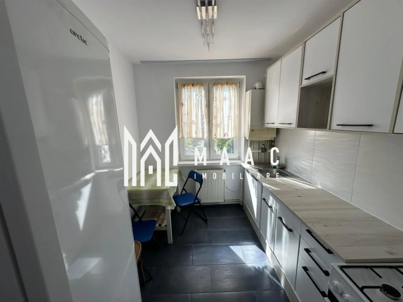 Apartament 2 camere | Renovat | Balcon | Zona Mihai Viteazu - MAAC Imobiliare ofera spre vanzare apartament de 2 camere, nou renovat, complet mobilat si utilat, in zona Mihai Viteazu/Cedonia.

Locuinta este alcatuita din hol, living cu canapea extensibila si Smart TV, dormitor cu saltea noua, bucatarie inchisa cu toate facilitatile, baie spatioasa si moderna cu geam, balcon si 2 debarale. Este situata la etajul 4.

Loc de parcare se gaseste cu usurinta in fata blocului bloc, in siguranta. 

Amplasamentul blocului este unul avantajos, fiind la 15 minute de mers pe jos de centru/ Mall si aproape de magazine/ farmacii. Vecinatatea este una foarte linistita.

Pentru mai multe detalii precizati telefonic ca ati vazut anuntul cu ID: CP3184693
