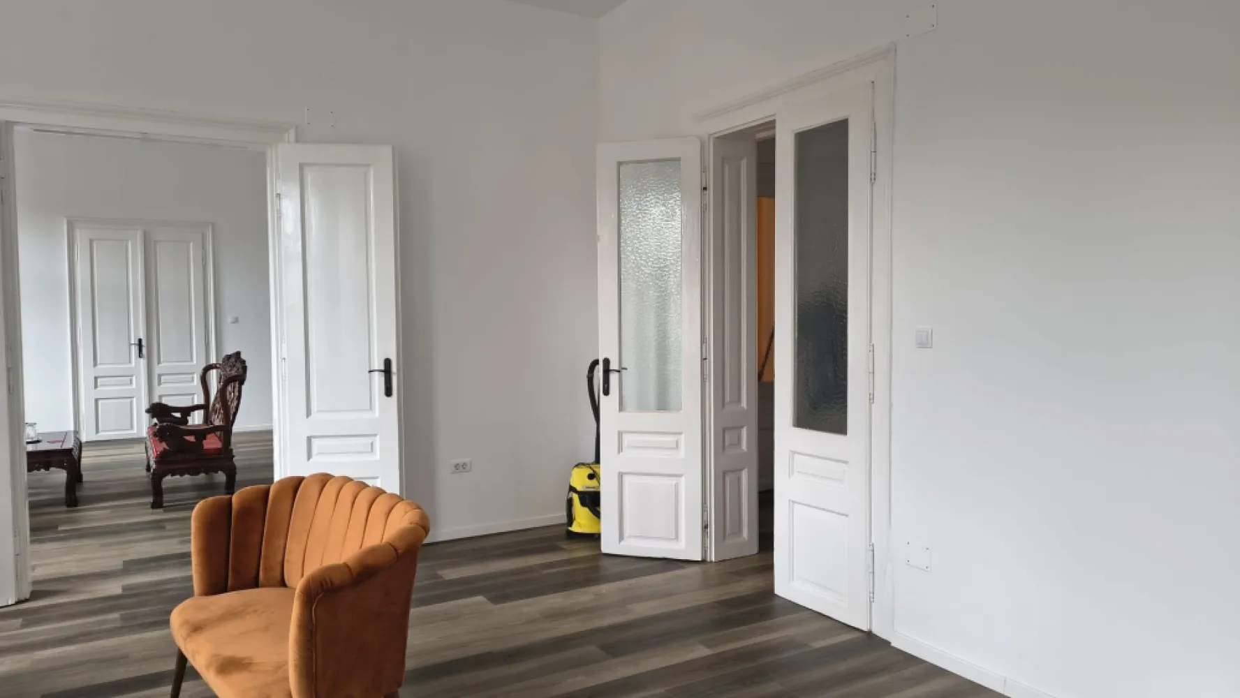 Spatiu birouri, ultracentral, Piata 1 Decembrie. 8 E + TVA/mp/luna. - De inchiriat: spatiu birouri 300 mp (posibilitate de inchiriere jumatate din suprafata), ultracentral, finisate/nefinisate, Piata 1 Decembrie. 8 E + TVA/mp/luna. Comision 0

Spatiul este situat la etajul 1 din 1, localizare ultracentrala. Suprafata maxima pentru inchiriere este de 300 mp, poate fi inchiriata doar jumatate din suprafata. Imobilul este reabilitat complet exterior. Spatiul disponibil este complet finisat pe suprafata de 150 mp, cealalta suprafata poate fi finisata conform cerintelor beneficiarului in cel mai scurt timp.

Birourile sunt deservite si de terasa exterioara (70 mp) precum si de grupuri sanitare separate.
Proprietarul este dispus la a discuta propuneri de colaborare.
Se accepta doar contracte pe termen lung, se solicita garantie.

Contact: Flavius Bunoiu 0751 254 234