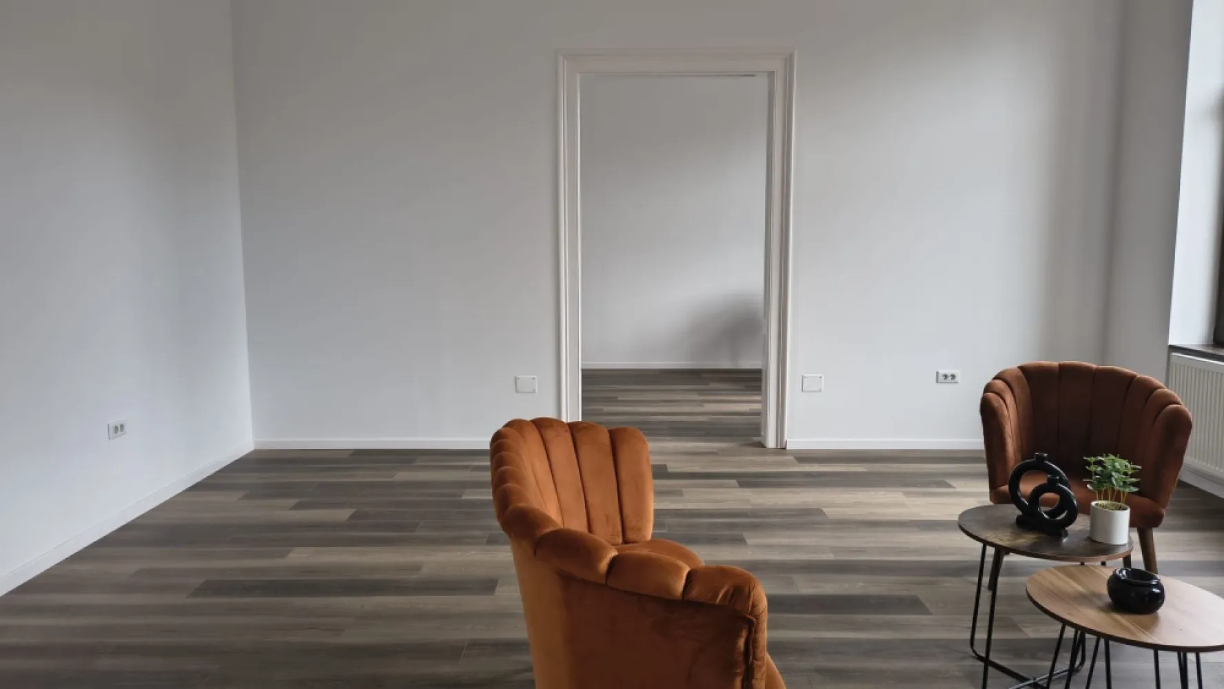 Spatiu birouri, ultracentral, Piata 1 Decembrie. 8 E + TVA/mp/luna. - De inchiriat: spatiu birouri 300 mp (posibilitate de inchiriere jumatate din suprafata), ultracentral, finisate/nefinisate, Piata 1 Decembrie. 8 E + TVA/mp/luna. Comision 0

Spatiul este situat la etajul 1 din 1, localizare ultracentrala. Suprafata maxima pentru inchiriere este de 300 mp, poate fi inchiriata doar jumatate din suprafata. Imobilul este reabilitat complet exterior. Spatiul disponibil este complet finisat pe suprafata de 150 mp, cealalta suprafata poate fi finisata conform cerintelor beneficiarului in cel mai scurt timp.

Birourile sunt deservite si de terasa exterioara (70 mp) precum si de grupuri sanitare separate.
Proprietarul este dispus la a discuta propuneri de colaborare.
Se accepta doar contracte pe termen lung, se solicita garantie.

Contact: Flavius Bunoiu 0751 254 234