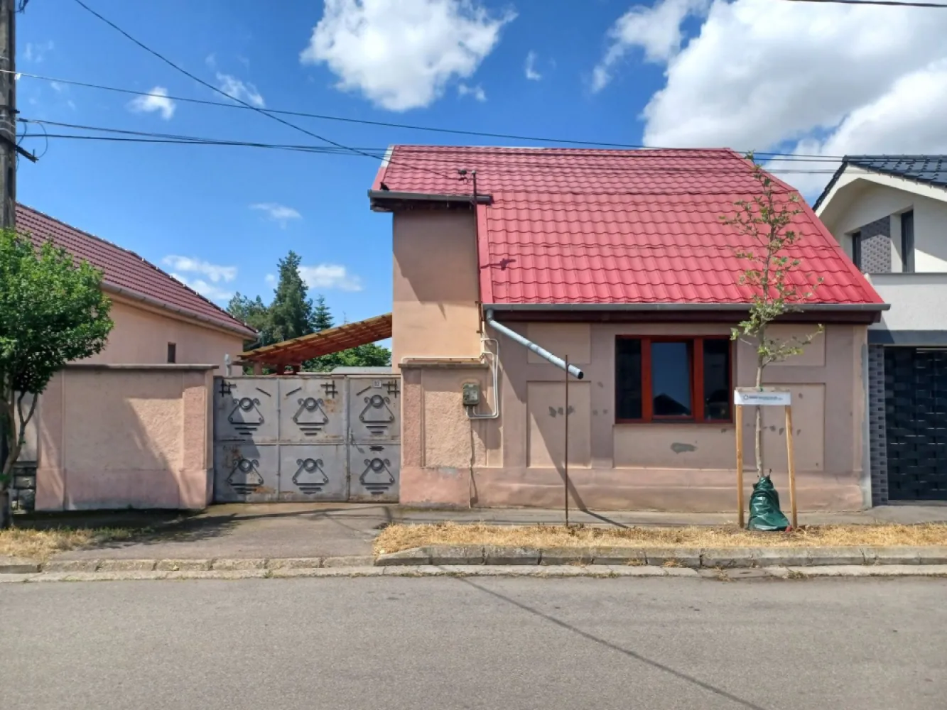 Casă, 500 mp, Muntele Găina. 600 E/lună (neg). Comision 0. - De închiriat: casă, singur în curte, teren 500 mp, Muntele Găina, Oradea. 600 €/lună (negociabil). Comision 0.

Casa nu este locuibila fara renovare, poate fi folosita momentan pentru depozitare sau ca atelier de reparatii fiind folosita ca service auto in trecut.

Casa este construită din cărămidă, fundație cărămidă, având toate utilitățile (apă, energie, canalizare, gaz in fata proprietatii). În curte se mai află câteva anexe (garaj, magazii) care pot fi demolate sau folosiite ca atare. Întreaga proprietate necesită renovare.

Suprafață utilă casă: 92 mp 
Suprafață utilă anexe: 84 mp 
Suprafață teren: 500 mp 
Front stradal: 14 ml