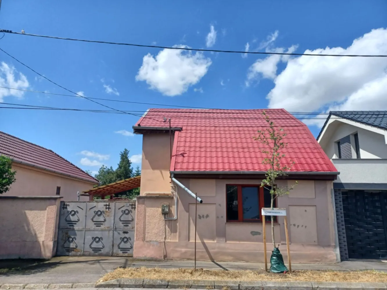 Casă, 500 mp, Muntele Găina. 600 E/lună (neg). Comision 0. - De închiriat: casă, singur în curte, teren 500 mp, Muntele Găina, Oradea. 600 €/lună (negociabil). Comision 0.

Casa nu este locuibila fara renovare, poate fi folosita momentan pentru depozitare sau ca atelier de reparatii fiind folosita ca service auto in trecut.

Casa este construită din cărămidă, fundație cărămidă, având toate utilitățile (apă, energie, canalizare, gaz in fata proprietatii). În curte se mai află câteva anexe (garaj, magazii) care pot fi demolate sau folosiite ca atare. Întreaga proprietate necesită renovare.

Suprafață utilă casă: 92 mp 
Suprafață utilă anexe: 84 mp 
Suprafață teren: 500 mp 
Front stradal: 14 ml