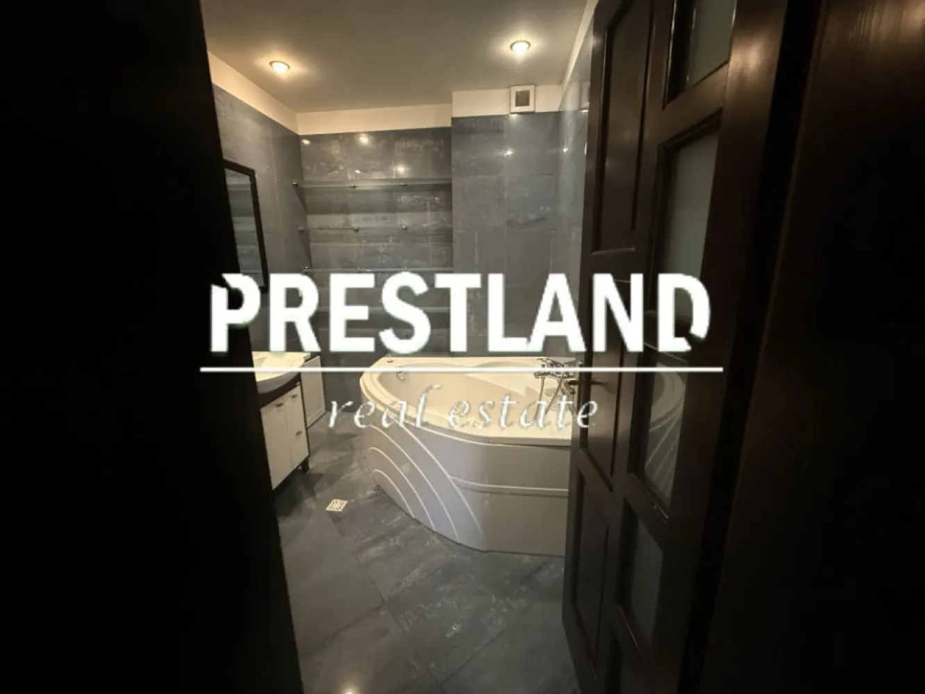 Apartament situat într-o zonă exclusivistă! - Apartament cu 3 camere, decomandat, situat pe Calea Dumbrăvii la et.3 , suprafață utilă 85 mp, cu 2 băi, 2 balcoane și garaj subteran se vinde mobilat la cheie.