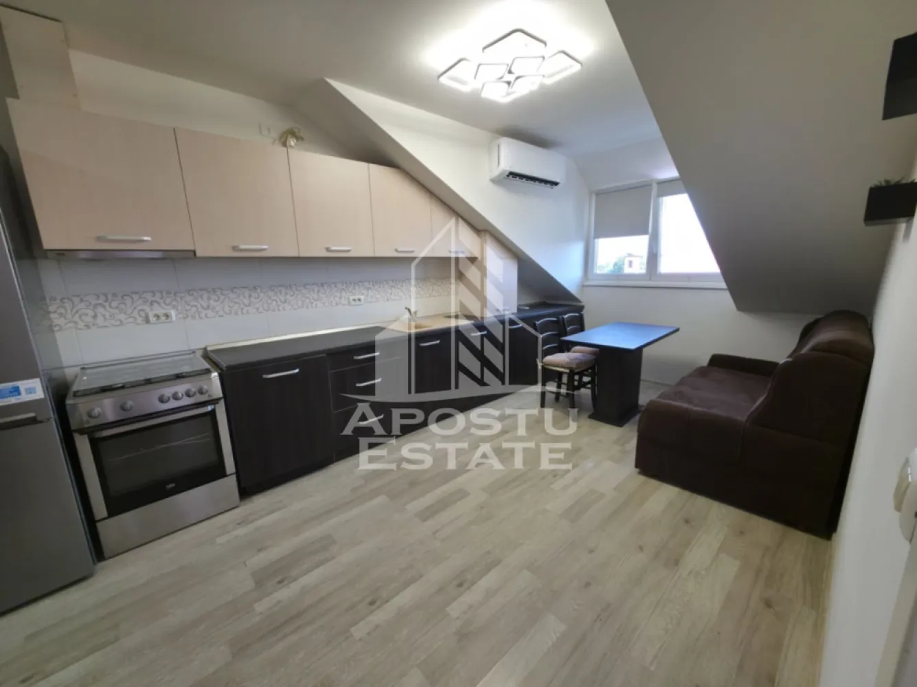 Apartament cu 2 camere de vanzare in zona Steaua, Timisoara - Agentia imobiliara APOSTU ESTATE va propune spre vanzare un apartament cu 2 camere, semidecomandat, situat in zona Steaua, intr-un imobil construit in anul 2015, prevazut cu lift.

Apartamentul este amplasat la etajul 5/5 (mansarda) si dispune de o suprafata utila de 42 mp. Se vinde complet mobilat si utilat, exact ca in fotografii, fiind pregatit pentru mutare imediata.

Compartimentare:
• Living
• Dormitor
• Bucatarie open-space
• Baie cu cada

Dotari:
• Centrala termica proprie
• Aer conditionat
• Ferestre cu geam termopan
• Loc de parcare privat cu acces controlat prin bariera
• Acces direct in pod, pe toata suprafata apartamentului

Electrocasnice incluse:
• Frigider
• Aragaz
• Cuptor
• Hota
• Masina de spalat vase

Imobilul este situat in vecinatatea mai multor puncte de interes:
• Shopping City
• Statie E8
• Mijloace de transport in comun
• Supermarketuri, farmacii si alte facilitati

Apartamentul reprezinta o alegere excelenta atat pentru locuinta proprie, cat si pentru investitie, datorita amplasarii foarte bune si costurilor reduse de intretinere.

Pentru mai multe detalii si programarea unei vizionari, va stam cu drag la dispozitie.

Agentia imobiliara Apostu Estate va ofera consultanta bancara gratuita prin intermediul colaboratorilor nostri pentru alegerea celui mai potrivit tip de credit, astfel incat tu sa devi noul proprietar al acestui apartament.
CP3181358