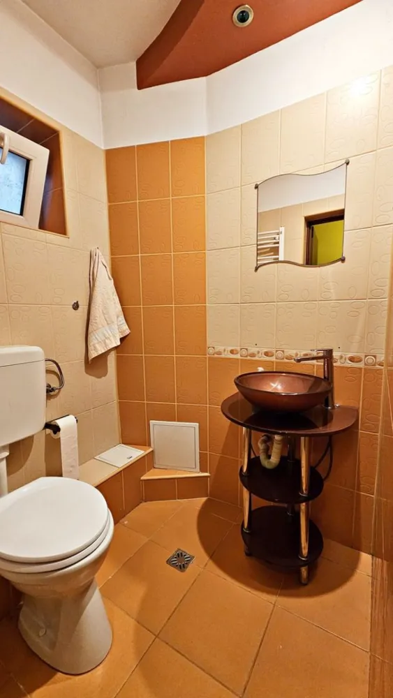 Racadau-Parc apartament 3 camere mobilat, utilat - Euro Dome Imobiliare va propune spre inchiriere un apartament de 3 camere si doua bai, situat in Racadau, cartierul verde al orasului.
Apartamentul se inchiriaza mobilat complet, utilat (inclusiv masina spalat rufe si uscator), este foarte bine pozitionat (3 scoli, 2 gradinite in proximitate) avand un parc generos in imediata apropiere. Statia de autobuz si magazinele sunt la fel, foarte aproape.
Se inchiriaza pe perioade lungi(minimum un an).
Liber, se poate viziona cu o programare prealabila.