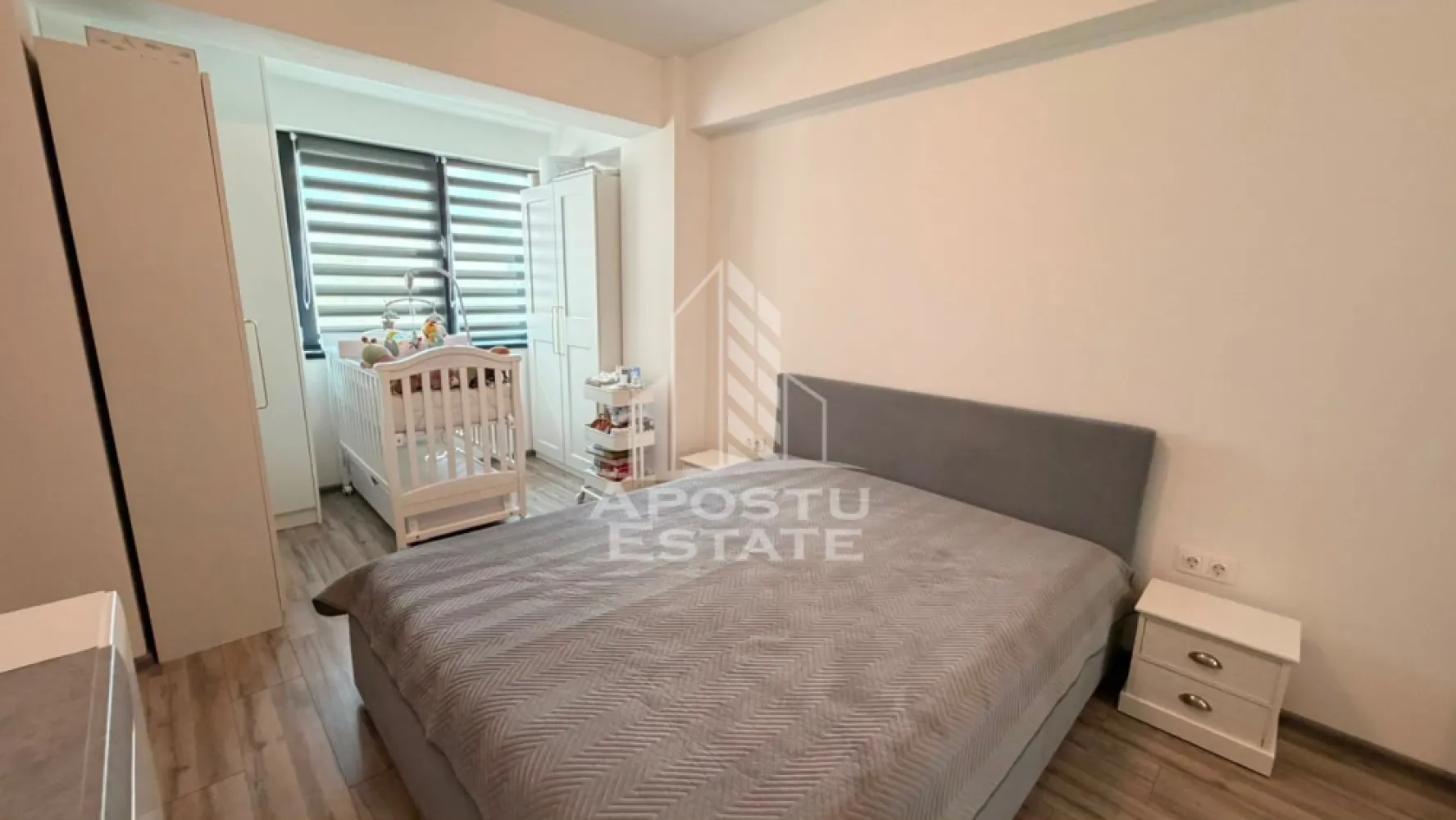 Apartament cu 3 camere in zona Girocului, Timisoara - Agentia imobiliara APOSTU ESTATE va propune spre vanzare un apartament modern cu 3 camere, situat in zona Girocului, ideal pentru o familie care isi doreste confort, spatii bine organizate si dotari de calitate.

Apartamentul se vinde complet mobilat si utilat, fiind pregatit pentru mutare imediata.

Compartimentare:
• Living generos cu zona de dining
• Bucatarie inchisa
• 2 dormitoare
• Baie
• Balcon de 7 mp

Dotari si beneficii:
• Incalzire in pardoseala cu centrala termica Ariston
• Aer conditionat
• Termostat individual in fiecare camera
• Spatiu de depozitare in pod de 7 mp
• 2 locuri de parcare cu acces prin bariera
• Loc de joaca pentru copii in curtea blocului
• Se vinde complet mobilat si utilat

Apartamentul ofera un nivel ridicat de confort si eficienta, fiind potrivit atat pentru locuinta proprie, cat si pentru investitie.

Imobilul este situat intr-o zona apreciata, cu acces facil catre mijloace de transport in comun, magazine, scoli si gradinite.

Pretul de vanzare este de 155.000 euro, negociabil.

Pentru mai multe detalii si programarea unei vizionari, va stam cu drag la dispozitie.

Agentia imobiliara Apostu Estate va ofera consultanta bancara gratuita prin intermediul colaboratorilor nostri pentru alegerea celui mai potrivit tip de credit, astfel incat tu sa devi noul proprietar al acestui apartament.
CP3184751
