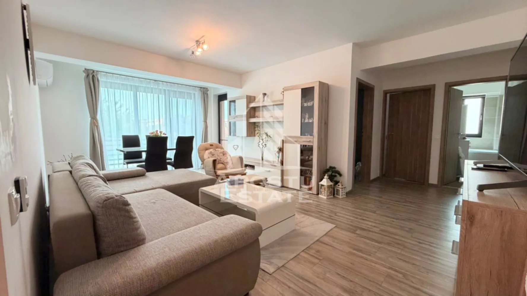 Apartament cu 3 camere in zona Girocului, Timisoara - Agentia imobiliara APOSTU ESTATE va propune spre vanzare un apartament modern cu 3 camere, situat in zona Girocului, ideal pentru o familie care isi doreste confort, spatii bine organizate si dotari de calitate.

Apartamentul se vinde complet mobilat si utilat, fiind pregatit pentru mutare imediata.

Compartimentare:
• Living generos cu zona de dining
• Bucatarie inchisa
• 2 dormitoare
• Baie
• Balcon de 7 mp

Dotari si beneficii:
• Incalzire in pardoseala cu centrala termica Ariston
• Aer conditionat
• Termostat individual in fiecare camera
• Spatiu de depozitare in pod de 7 mp
• 2 locuri de parcare cu acces prin bariera
• Loc de joaca pentru copii in curtea blocului
• Se vinde complet mobilat si utilat

Apartamentul ofera un nivel ridicat de confort si eficienta, fiind potrivit atat pentru locuinta proprie, cat si pentru investitie.

Imobilul este situat intr-o zona apreciata, cu acces facil catre mijloace de transport in comun, magazine, scoli si gradinite.

Pretul de vanzare este de 155.000 euro, negociabil.

Pentru mai multe detalii si programarea unei vizionari, va stam cu drag la dispozitie.

Agentia imobiliara Apostu Estate va ofera consultanta bancara gratuita prin intermediul colaboratorilor nostri pentru alegerea celui mai potrivit tip de credit, astfel incat tu sa devi noul proprietar al acestui apartament.
CP3184751