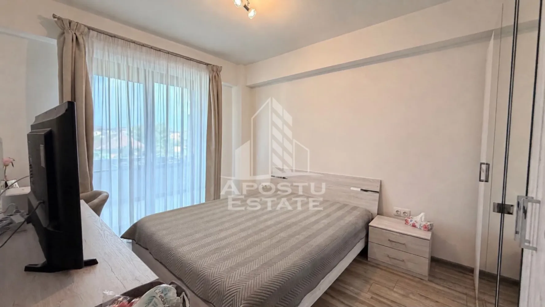 Apartament cu 3 camere in zona Girocului, Timisoara - Agentia imobiliara APOSTU ESTATE va propune spre vanzare un apartament modern cu 3 camere, situat in zona Girocului, ideal pentru o familie care isi doreste confort, spatii bine organizate si dotari de calitate.

Apartamentul se vinde complet mobilat si utilat, fiind pregatit pentru mutare imediata.

Compartimentare:
• Living generos cu zona de dining
• Bucatarie inchisa
• 2 dormitoare
• Baie
• Balcon de 7 mp

Dotari si beneficii:
• Incalzire in pardoseala cu centrala termica Ariston
• Aer conditionat
• Termostat individual in fiecare camera
• Spatiu de depozitare in pod de 7 mp
• 2 locuri de parcare cu acces prin bariera
• Loc de joaca pentru copii in curtea blocului
• Se vinde complet mobilat si utilat

Apartamentul ofera un nivel ridicat de confort si eficienta, fiind potrivit atat pentru locuinta proprie, cat si pentru investitie.

Imobilul este situat intr-o zona apreciata, cu acces facil catre mijloace de transport in comun, magazine, scoli si gradinite.

Pretul de vanzare este de 155.000 euro, negociabil.

Pentru mai multe detalii si programarea unei vizionari, va stam cu drag la dispozitie.

Agentia imobiliara Apostu Estate va ofera consultanta bancara gratuita prin intermediul colaboratorilor nostri pentru alegerea celui mai potrivit tip de credit, astfel incat tu sa devi noul proprietar al acestui apartament.
CP3184751
