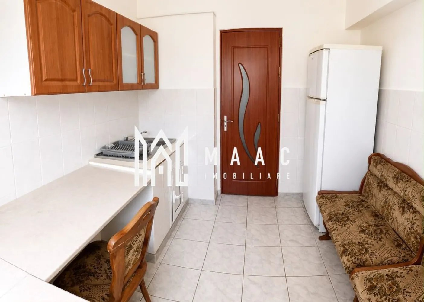 Apt. 2 camere , blv. Tineretului , Ostroveni - DE VÂNZARE 
Apartament 2 CAMERE |Bulevardul Tineretului , Ostroveni

Situat într-o zonă apreciată pentru liniște, accesibilitate și priveliști deosebite, acest apartament reprezintă o oportunitate excelentă pentru cei care își doresc o locuință confortabilă sau o investiție sigură.

Cu o suprafață totală de 49,4 mp, proprietatea oferă un echilibru excelent între confort, funcționalitate și potențial de amenajare.
Apartamentul dispune de:
• 2 camere generoase și luminoase;
• bucătărie separată;
• baie spațioasă;
• hol de acces bine organizat;
• vedere panoramică către Bulevardul Dem Rădulescu și râul Olt.

Imobilul se vinde nemobilat, oferind viitorului proprietar libertatea de a-și amenaja locuința exact după propriul gust și stil.

Zona este recunoscută pentru accesibilitate, infrastructură modernă și proximitatea față de principalele puncte de interes: centre comerciale, mijloace de transport, școli, grădinițe, spații verzi și zone de recreere.

Unul dintre cele mai importante avantaje ale acestei proprietăți îl reprezintă raportul excelent calitate–preț, apartamentul fiind oferit la un preț sub nivelul actual al pieței pentru această zonă.

Pentru informații suplimentare și programarea unei vizionări, vă stăm cu plăcere la dispoziție. CP3185227