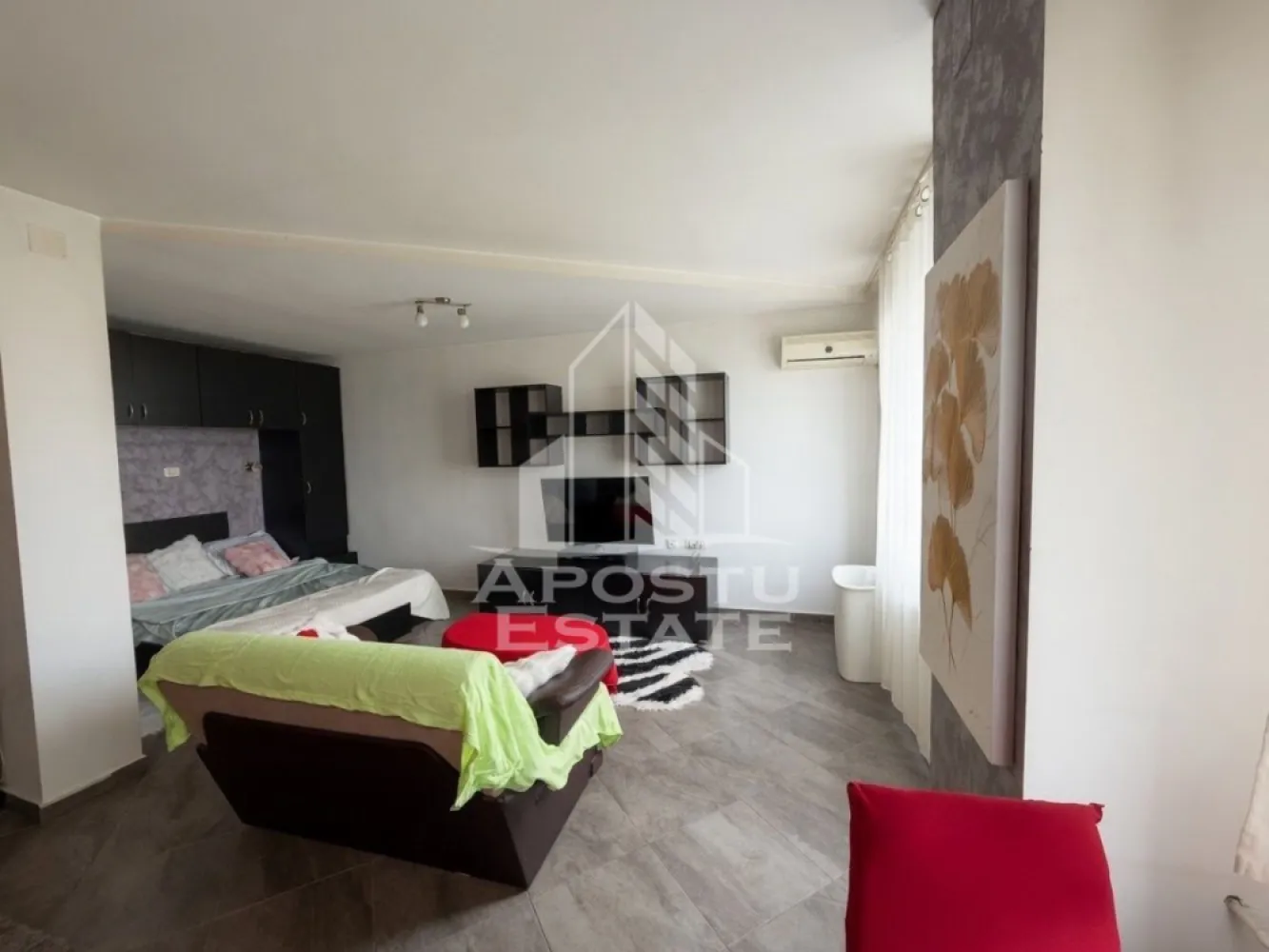 Apartament cu 1 camera de vanzare, 30mp, Olimpia Stadion, Timisoara - Agentia imobiliara APOSTU ESTATE va propune spre vanzare un apartament cu 1 camera, bine intretinut in zona Olimpia-Stadion din Timisoara, judetul Timis, o zona apreciata pentru accesul facil catre mijloacele de transport, centre comerciale si numeroase puncte de interes.

Locuinta are o suprafata utila de 30 mp.

Compartimentare eficienta:

hol de acces
camera luminoasa
bucatarie amenajata
baie cu cabina de dus

Dotari si beneficii:

incalzire prin termoficare
se vinde complet mobilat si utilat
geamuri termopan
usa metalica la intrare
disponibil imediat

Pozitie excelenta:

acces rapid catre mijloacele de transport in comun
in apropiere de magazine, farmacii, banci, liceu, gradinita si alte facilitati
conexiune facila catre principalele artere ale orasului
Apartamentul este ideal atat pentru locuinta proprie, cat si pentru investitie, datorita amplasarii avantajoase si a costurilor reduse de exploatare.

Pretul este usor negociabil.

Agentia imobiliara Apostu Estate va ofera consultanta bancara gratuita prin intermediul colaboratorilor nostri pentru alegerea celui mai potrivit tip de credit, astfel incat tu sa devi noul proprietar al acestei proprietati.

Va asteptam cu drag la o vizionare!
ID intern: CP3185614